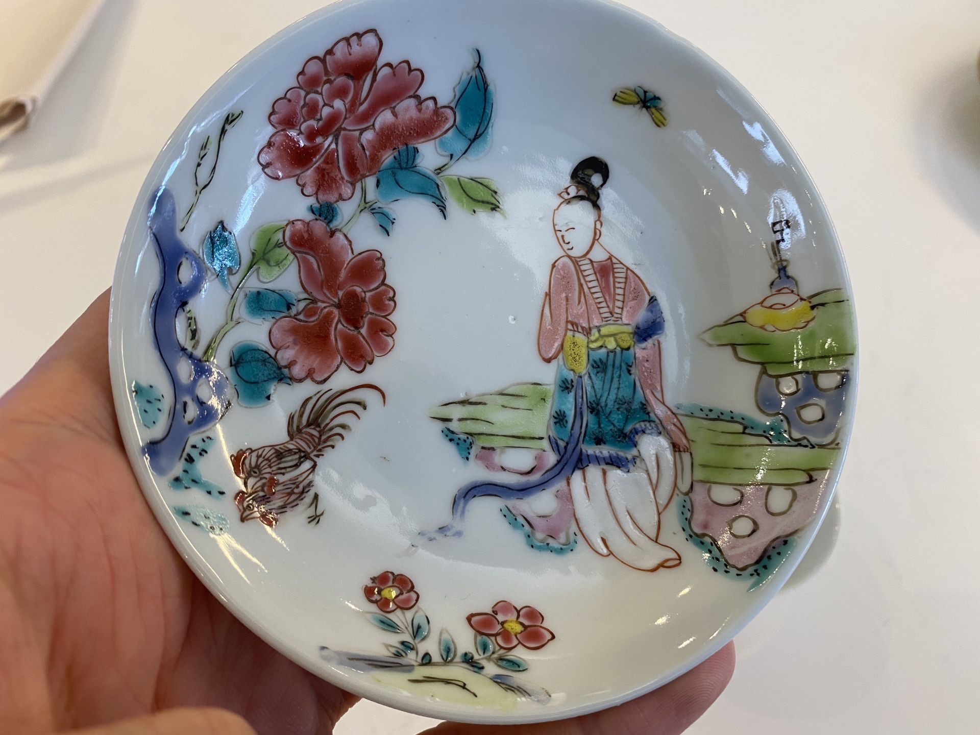 A Chinese famille rose 'Wu Shuang Pu' plate and a cup and saucer, Yongzheng and 19th C. - Bild 22 aus 27