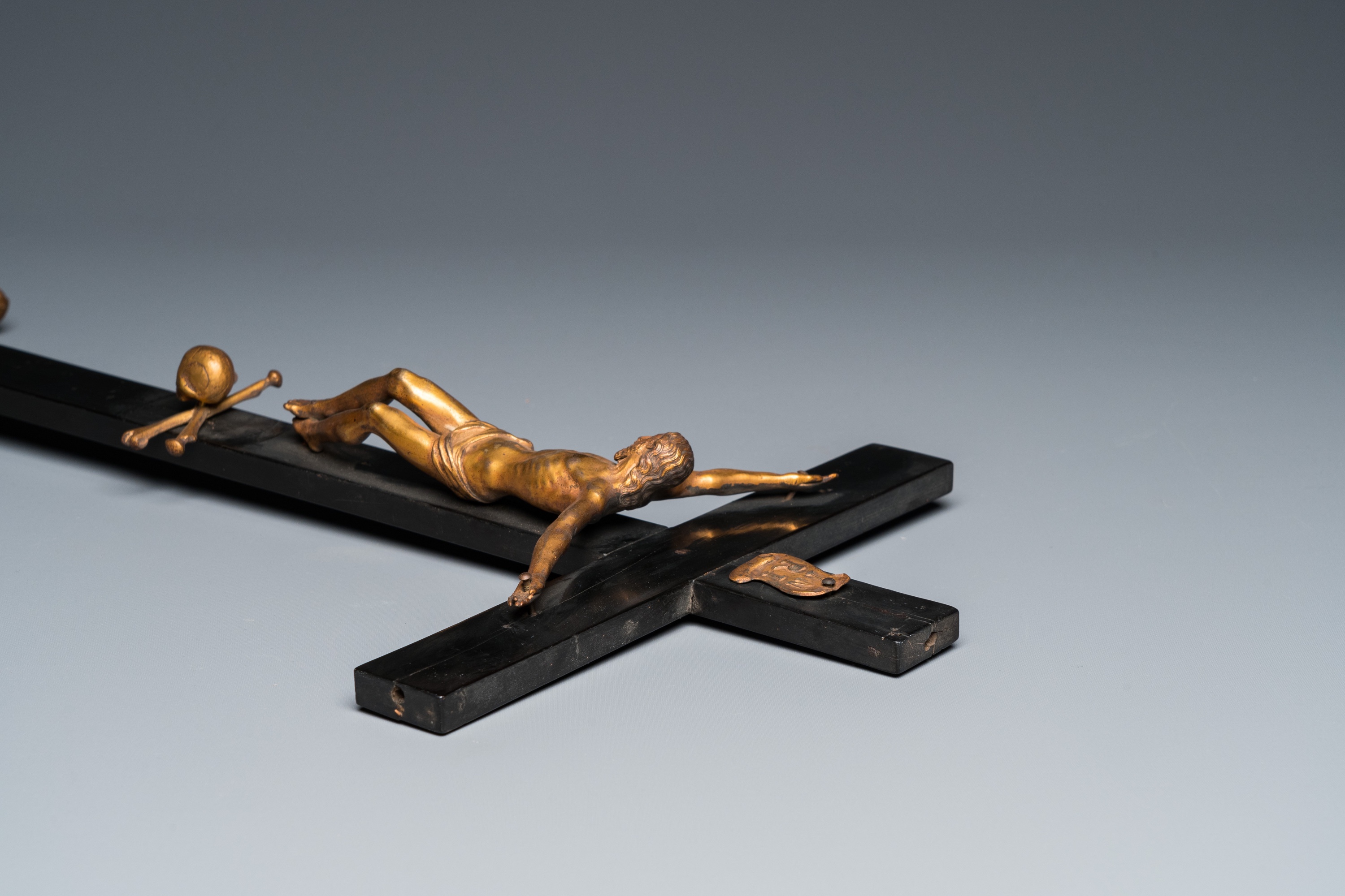 An ebonised wooden reliquary crucifix with gilt bronze corpus, Germany or Italy, 17/18th C. - Image 5 of 8