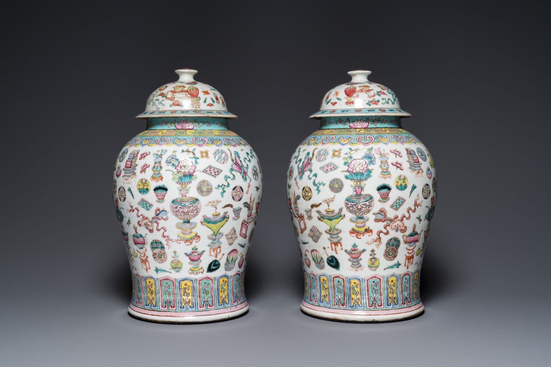 A pair of Chinese famille rose 'antiquities' vases and covers, 19th C. - Bild 4 aus 8