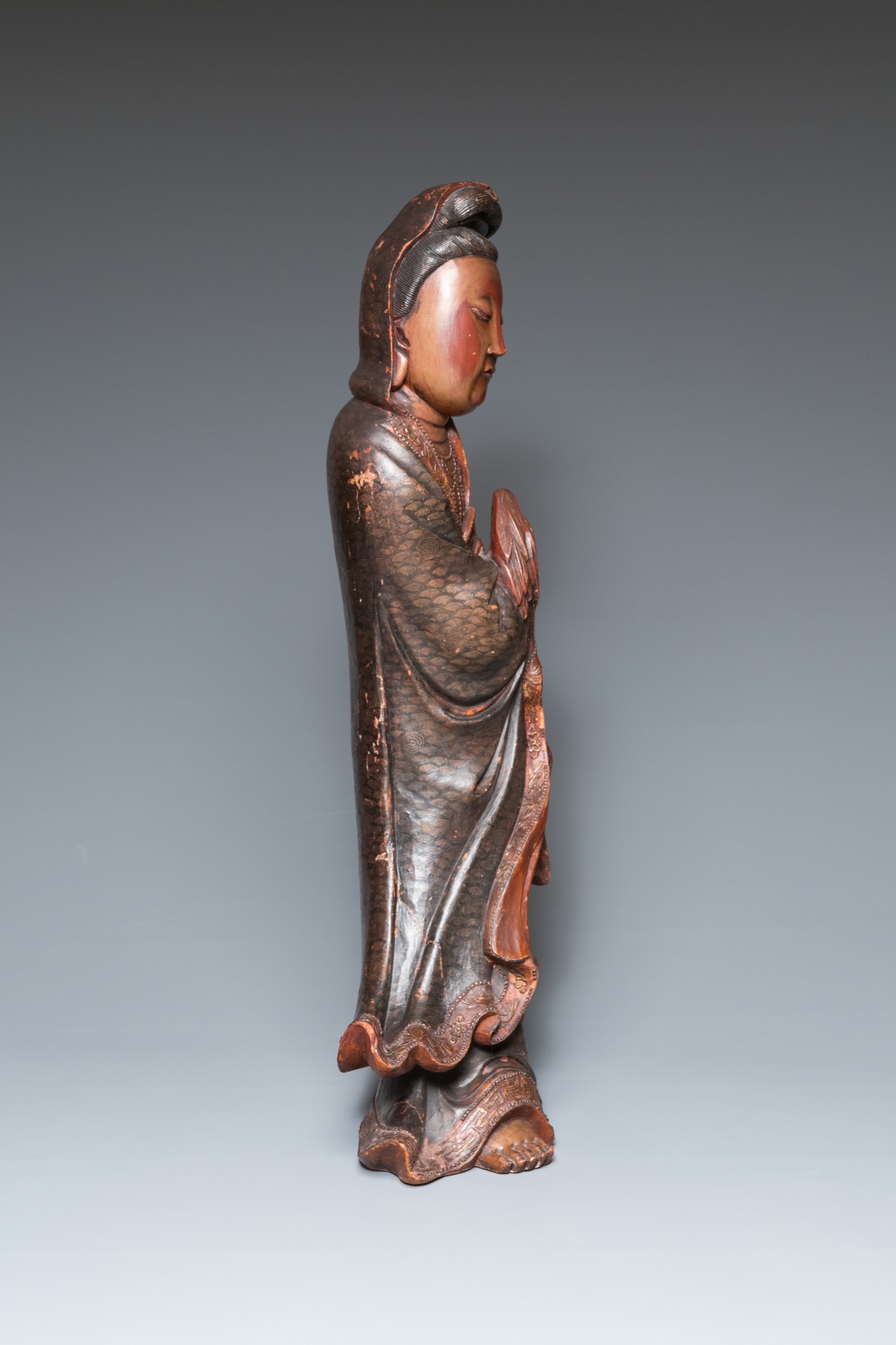 A large Chinese gilt-lacquered wood figure of Guanyin on a carved wooden stand, 17th C. - Image 3 of 9