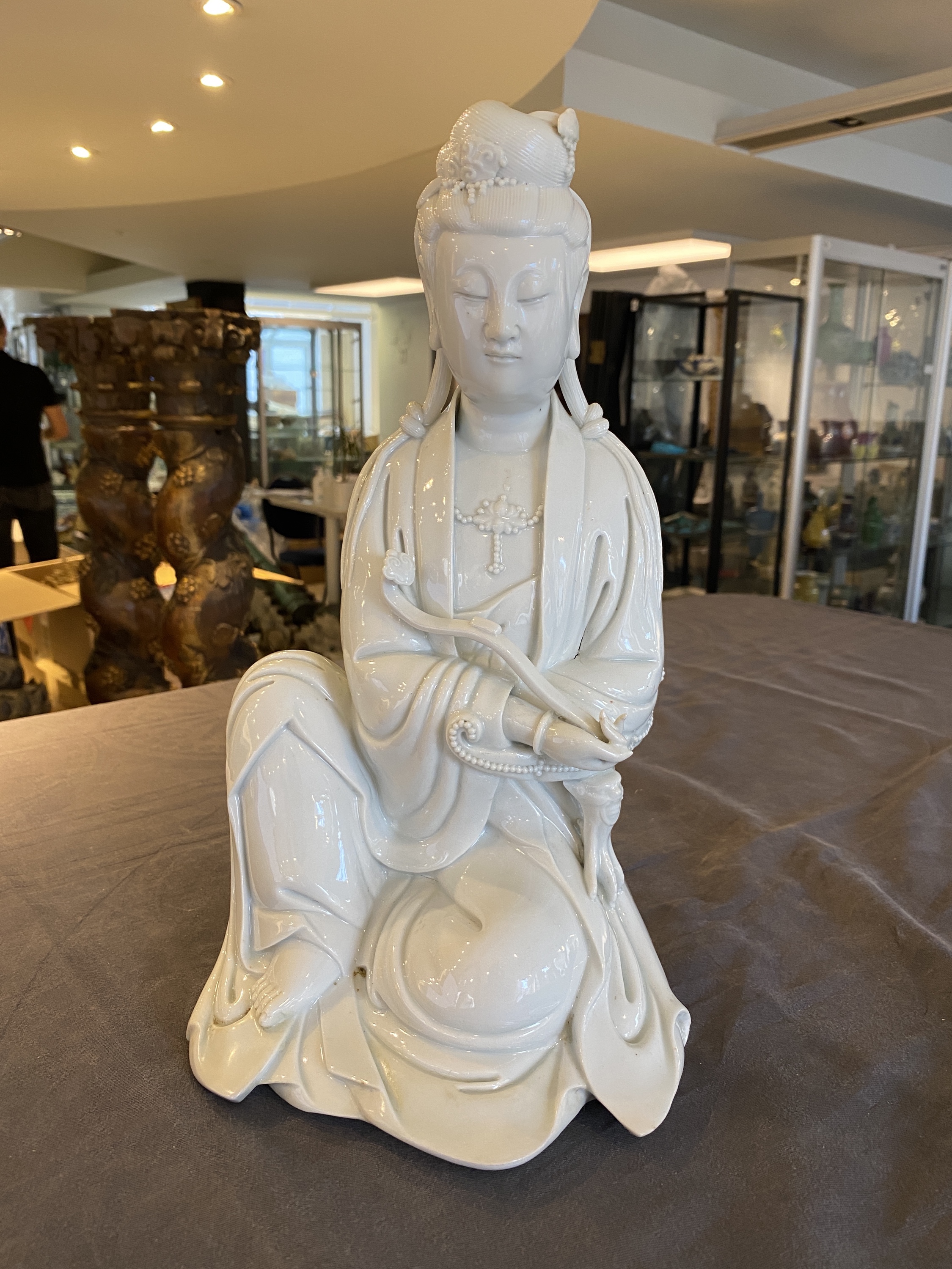 A Chinese Dehua blanc de Chine sculpture of Guanyin with a ruyi, Boji Yuren ____ mark, 19/20th C. - Image 9 of 23