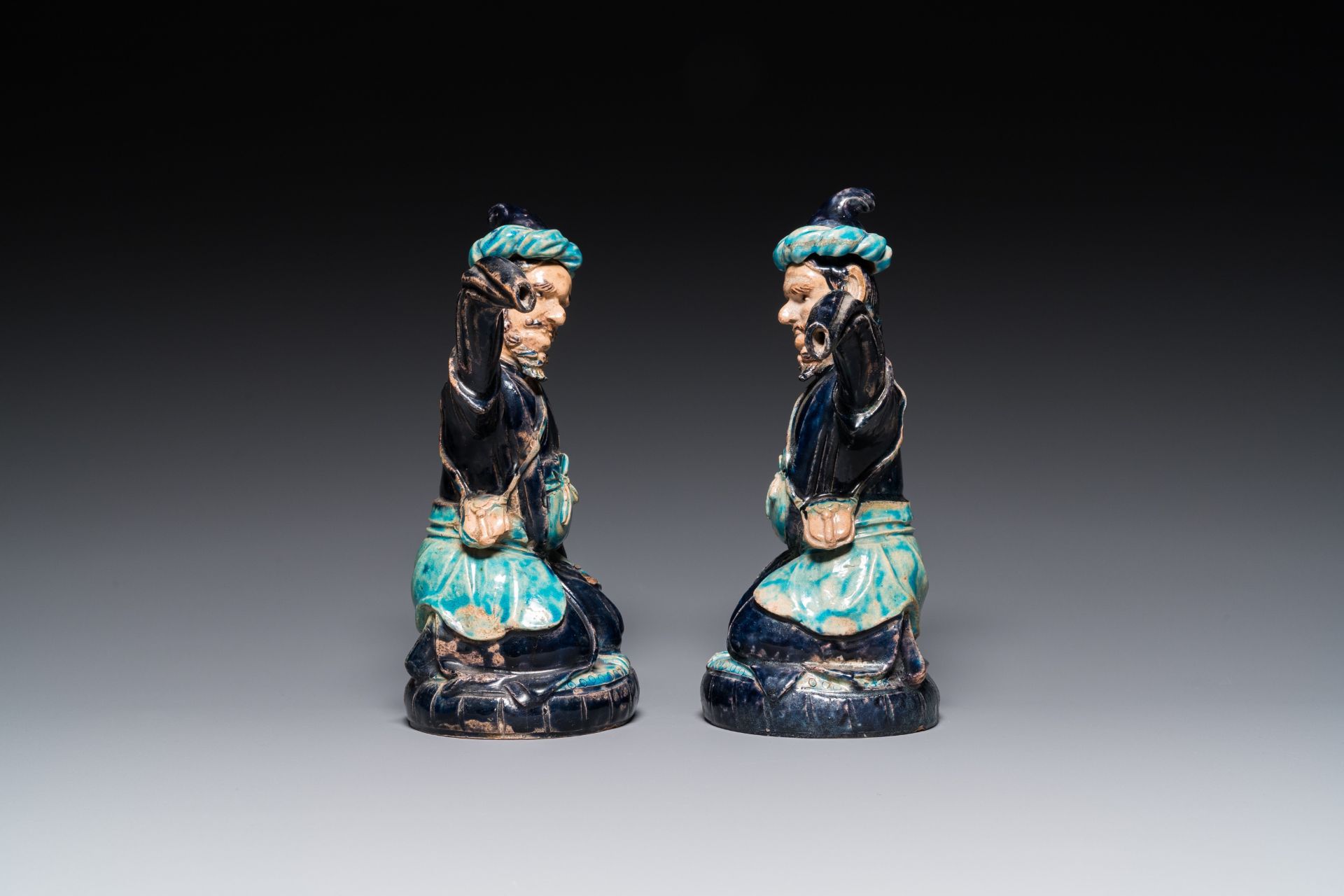 A pair of Chinese fahua ewers and covers in the shape of Sogdian merchants, 17th C. - Image 4 of 7