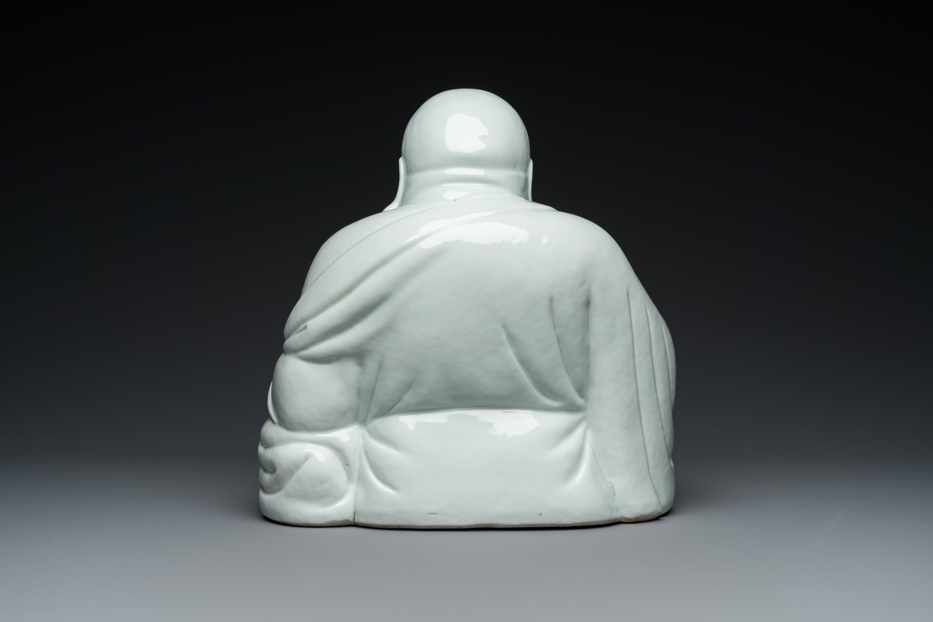 A Chinese blanc de Chine Buddha on lacquered and gilded wooden 'lotus' stand, Qianlong/Jiaqing - Image 4 of 7