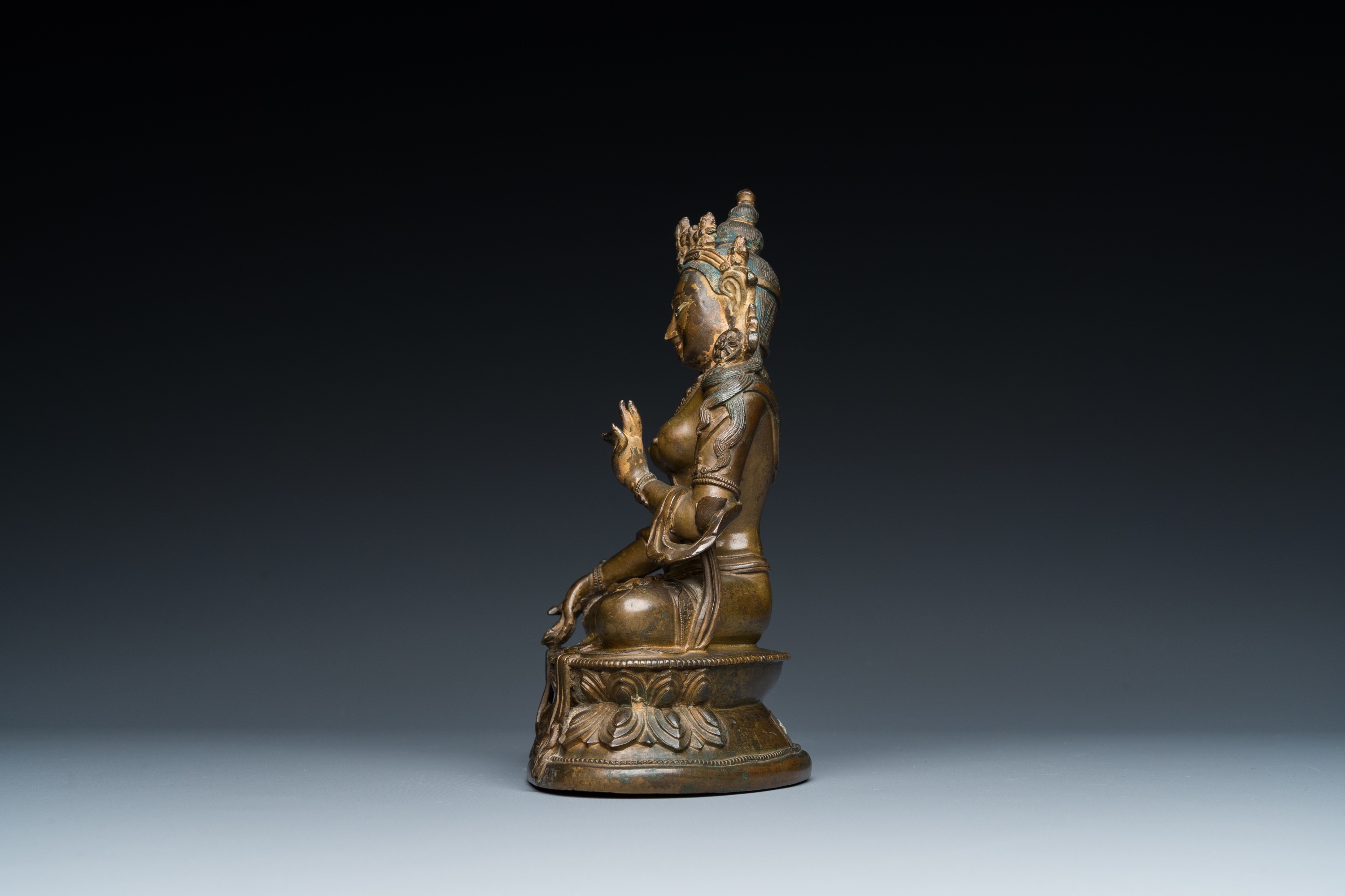 A Sino-Tibetan gilt bronze Tara, 17/18th C. - Image 2 of 25