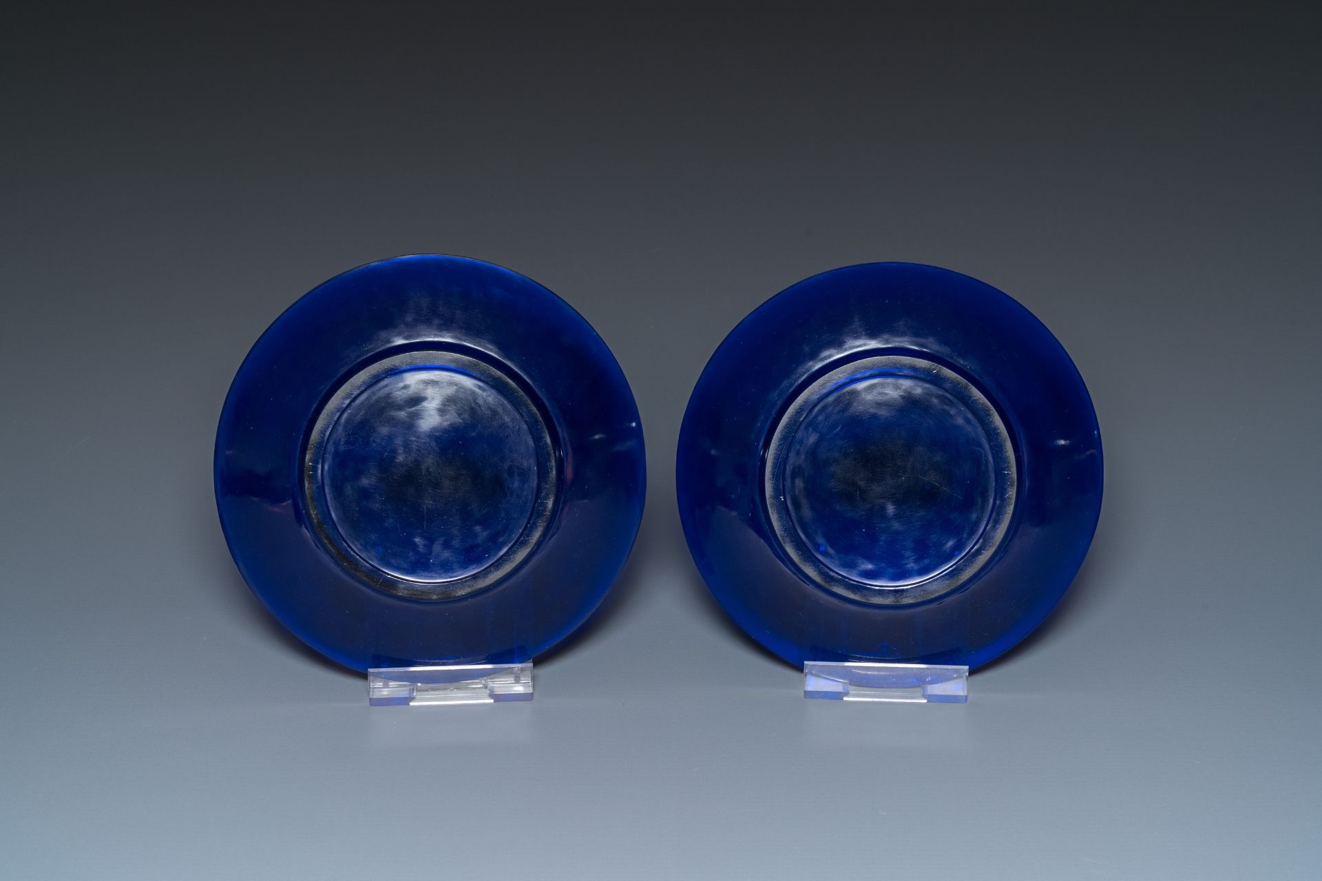 A pair of Chinese blue Beijing glass plates, 18/19th C. - Image 2 of 2