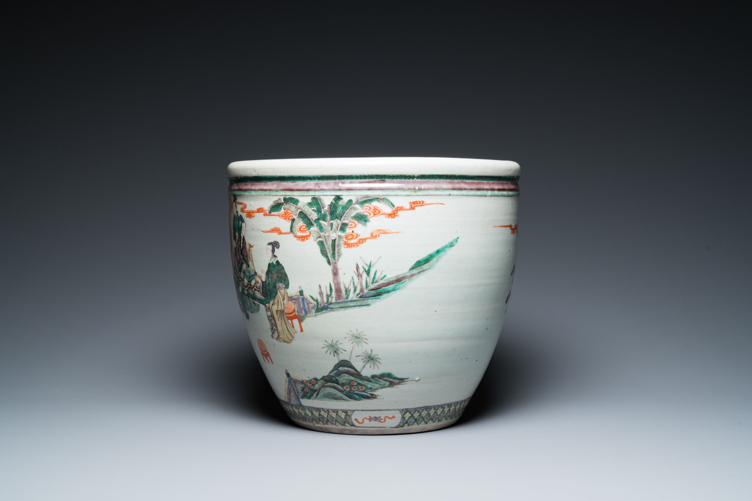 A Chinese famille verte fish bowl with female musicians in a garden, 19th C. - Image 4 of 19