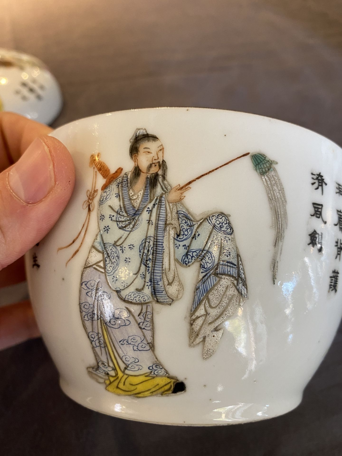 A Chinese famille rose 'Wu Shuang Pu' bowl and cover, Qianlong mark, Republic - Bild 15 aus 18
