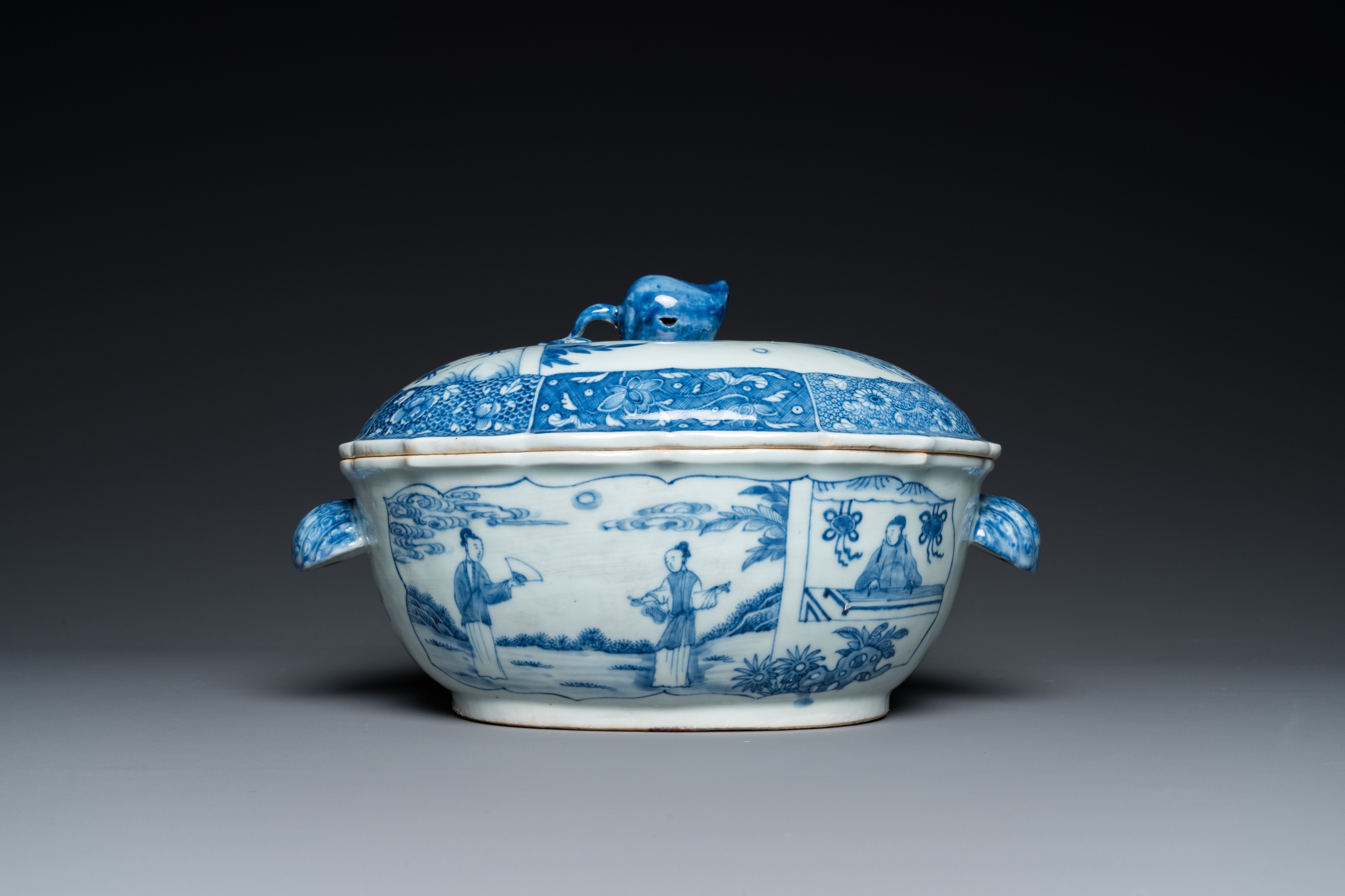 A large Chinese blue and white 'Xi Xiang Ji' tureen and cover on stand, Qianlong - Image 7 of 10