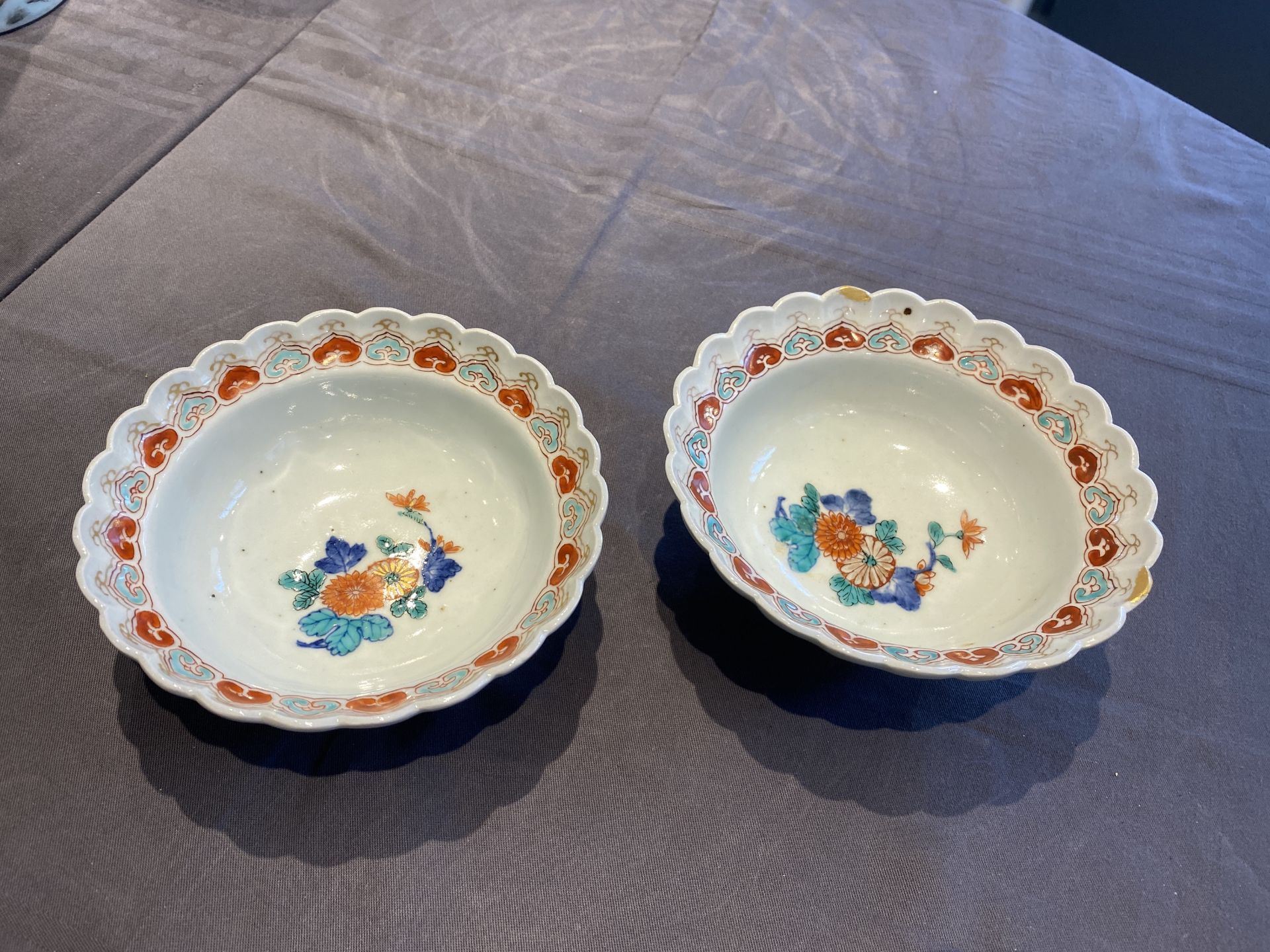 A pair of Japanese Kakiemon bowls with floral design, Edo, 17/18th C. - Image 8 of 21
