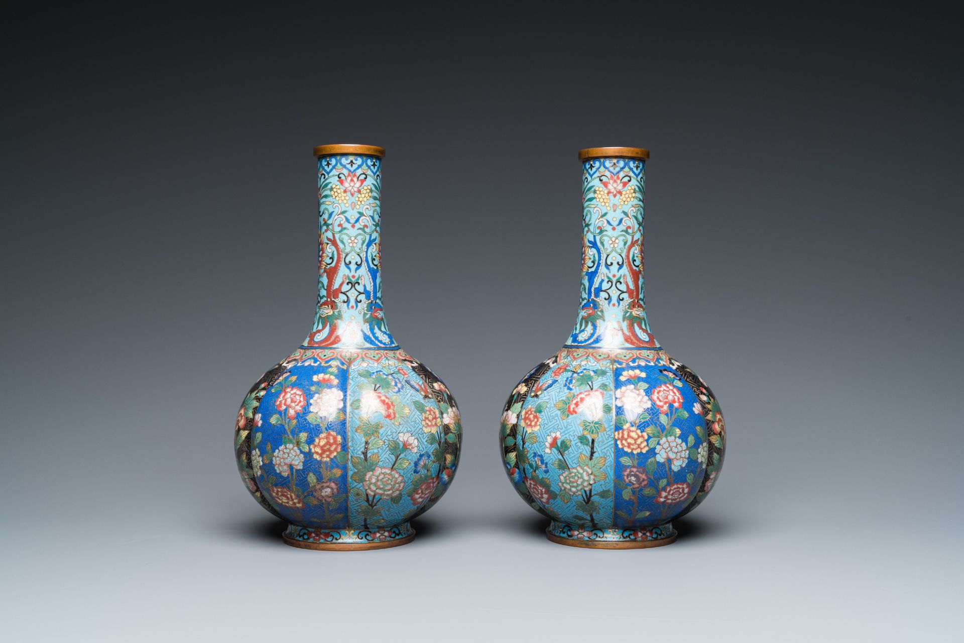 A pair of Chinese cloisonnŽ bottle vases, 19th C. - Image 3 of 6