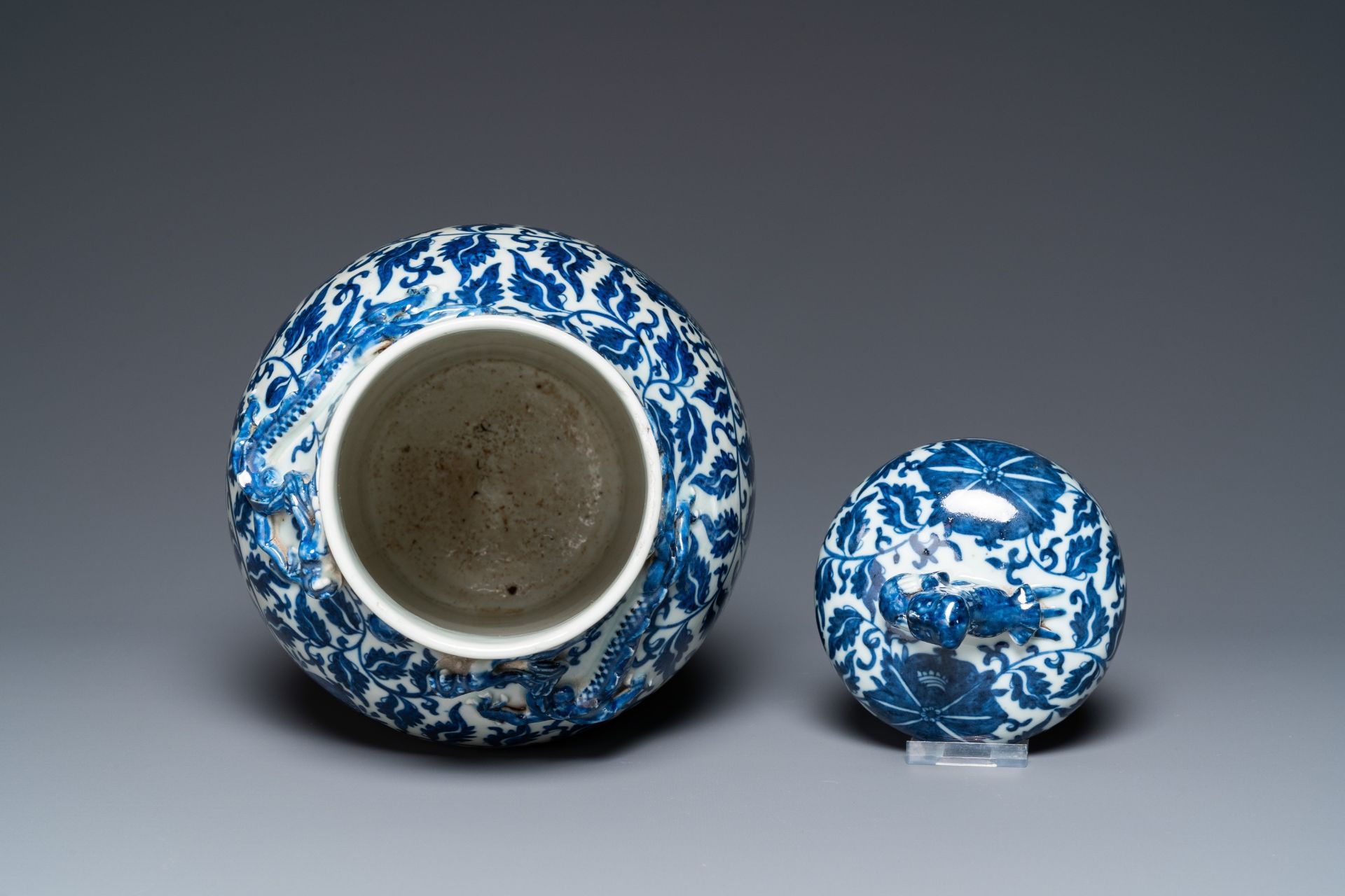 A pair of Chinese famille verte double gourd vases and a blue and white vase and cover, 19/20th C. - Image 6 of 39