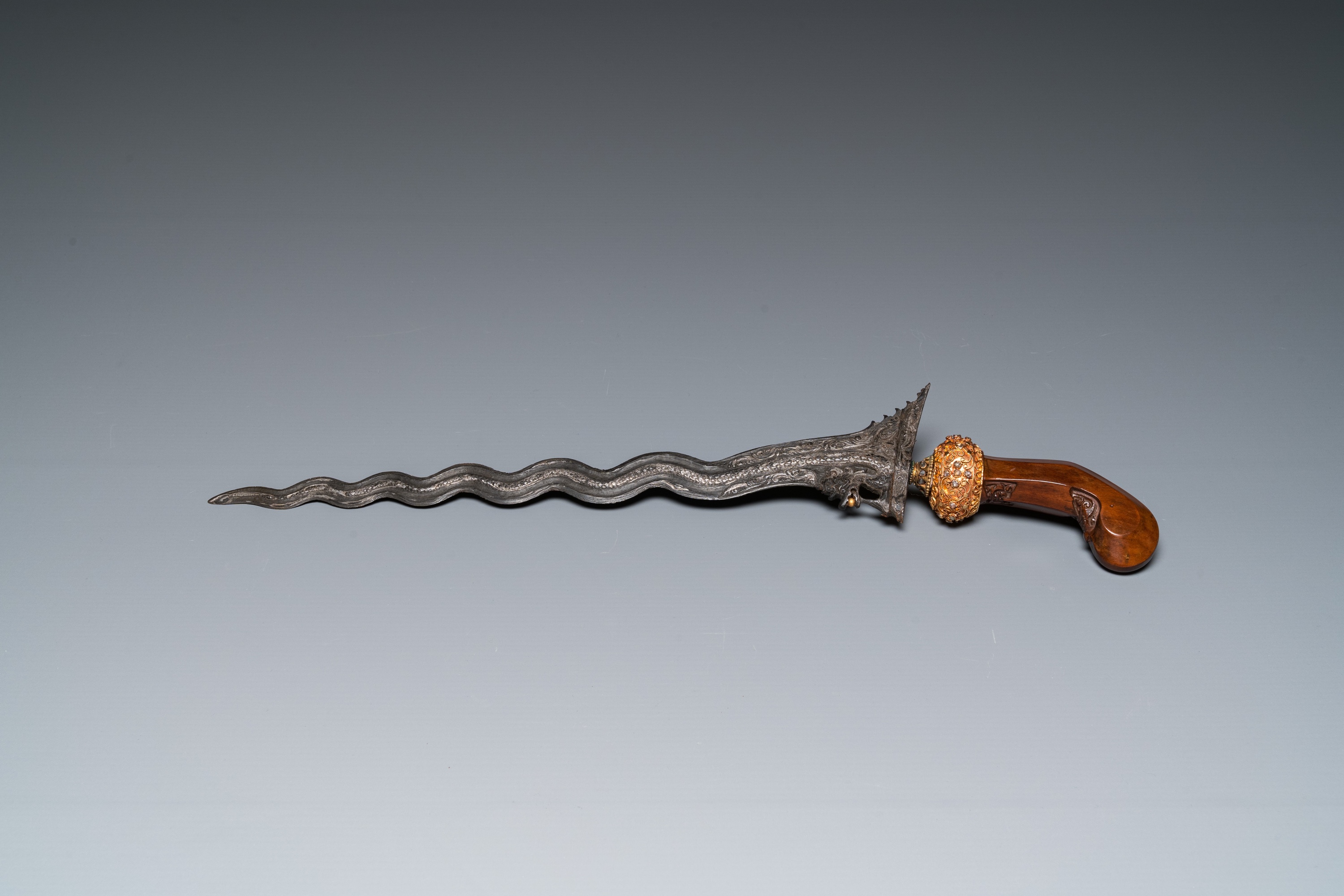 An Indonesian 'kris' or 'keris' dagger in polished Javanese wood with gold, gilt silver and precious - Image 4 of 9