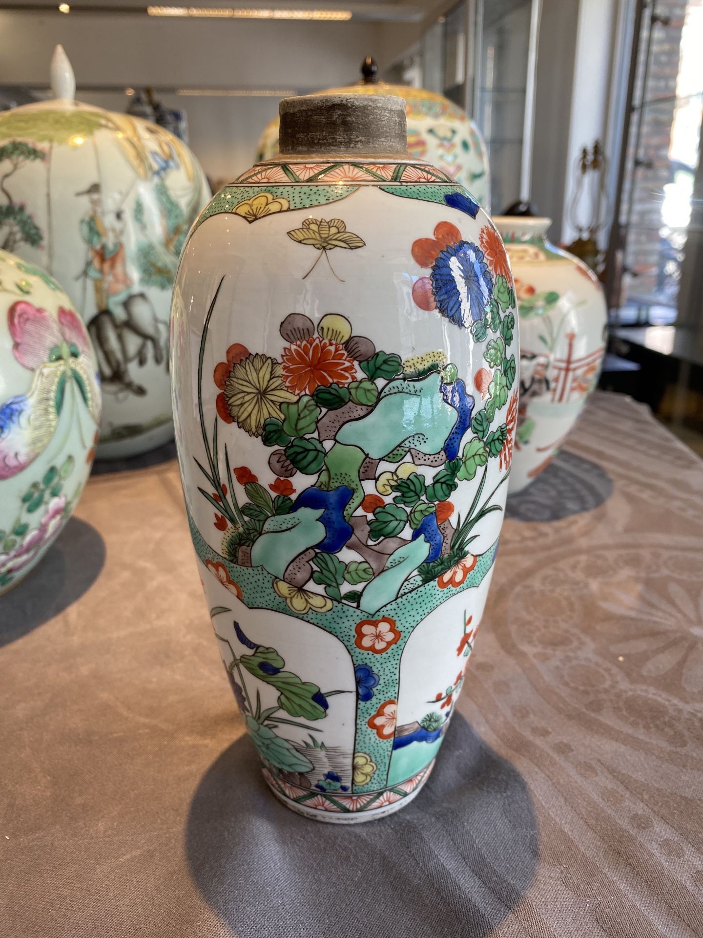 Three Chinese famille rose vases, two famille verte vases and a dish, 19/20th C. - Bild 26 aus 57