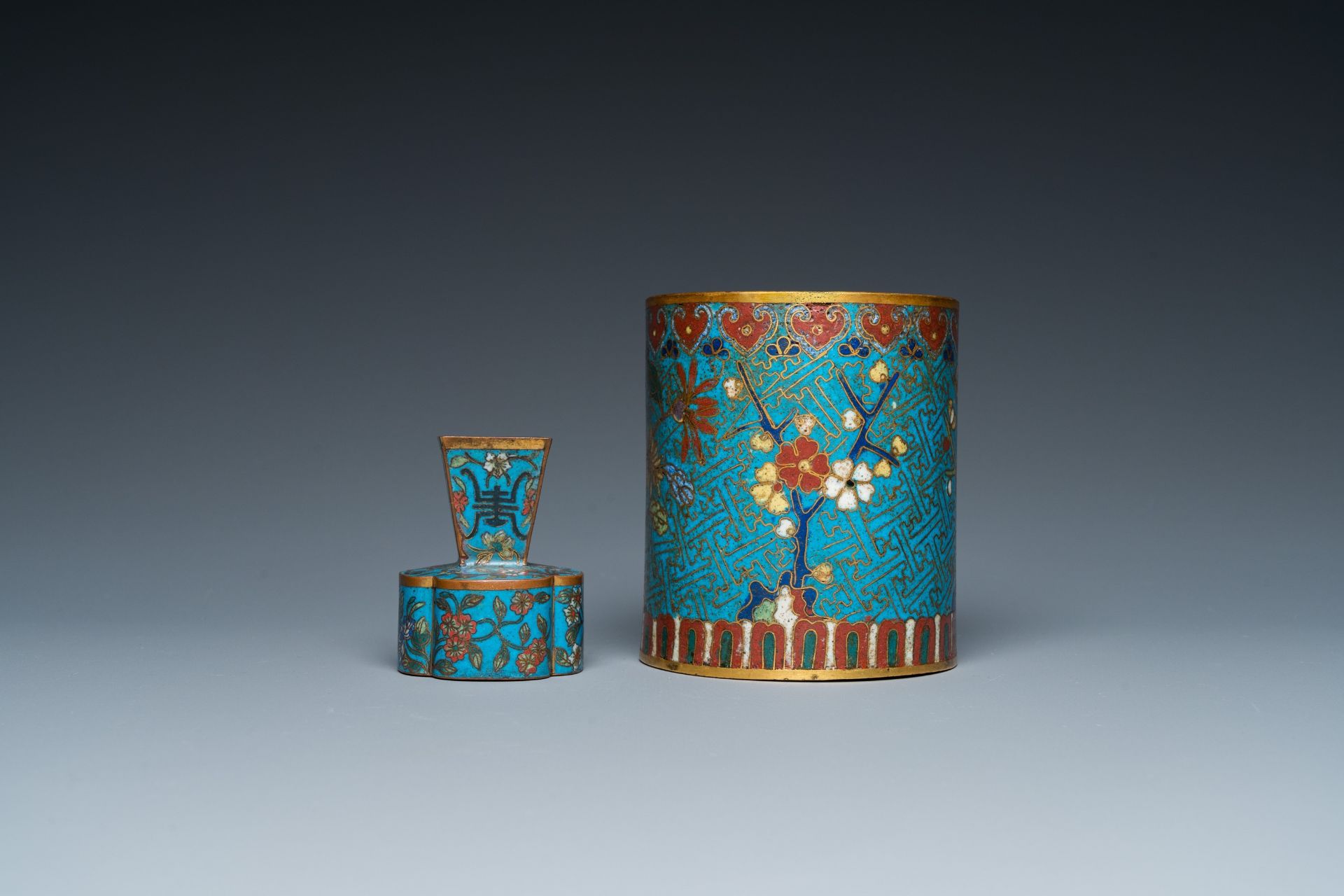 A Chinese cloisonnŽ brush pot, a small vase and a patinated copper dish, 19/20th C. - Bild 6 aus 9