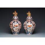 A pair of Japanese Imari vases and covers, Edo, 17/18th C.