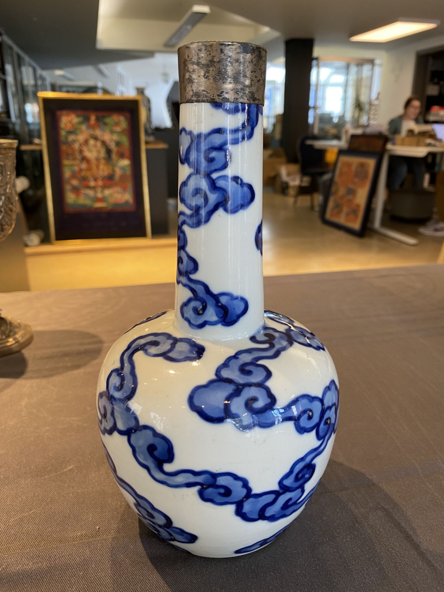 A Chinese blue and white 'Bleu de Hue' vase for the Vietnamese market, Tho mark, 18/19th C. - Image 7 of 18