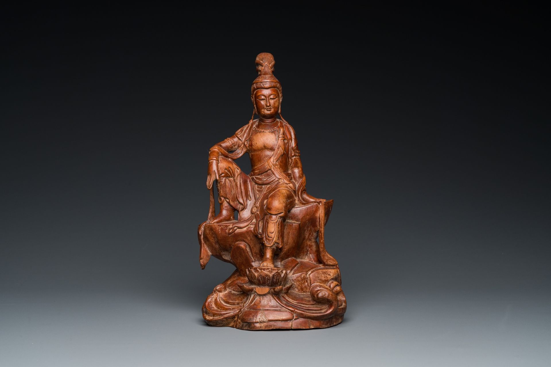 A Chinese wood sculpture of the seated Tara, 19th C. - Image 2 of 7
