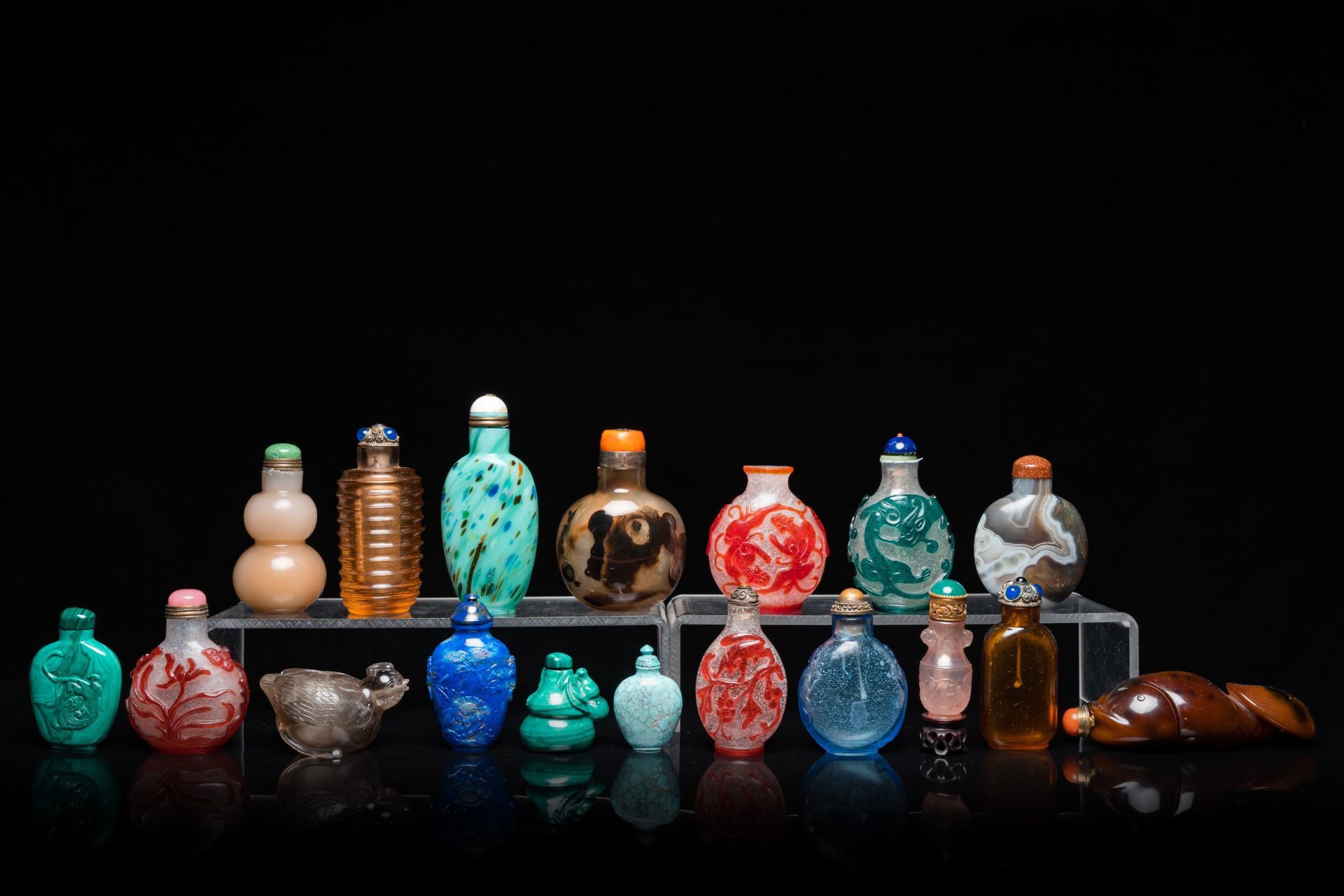 17 Chinese glass, agate and hardstone snuff bottles and a water dropper, 19/20th C. - Image 2 of 13