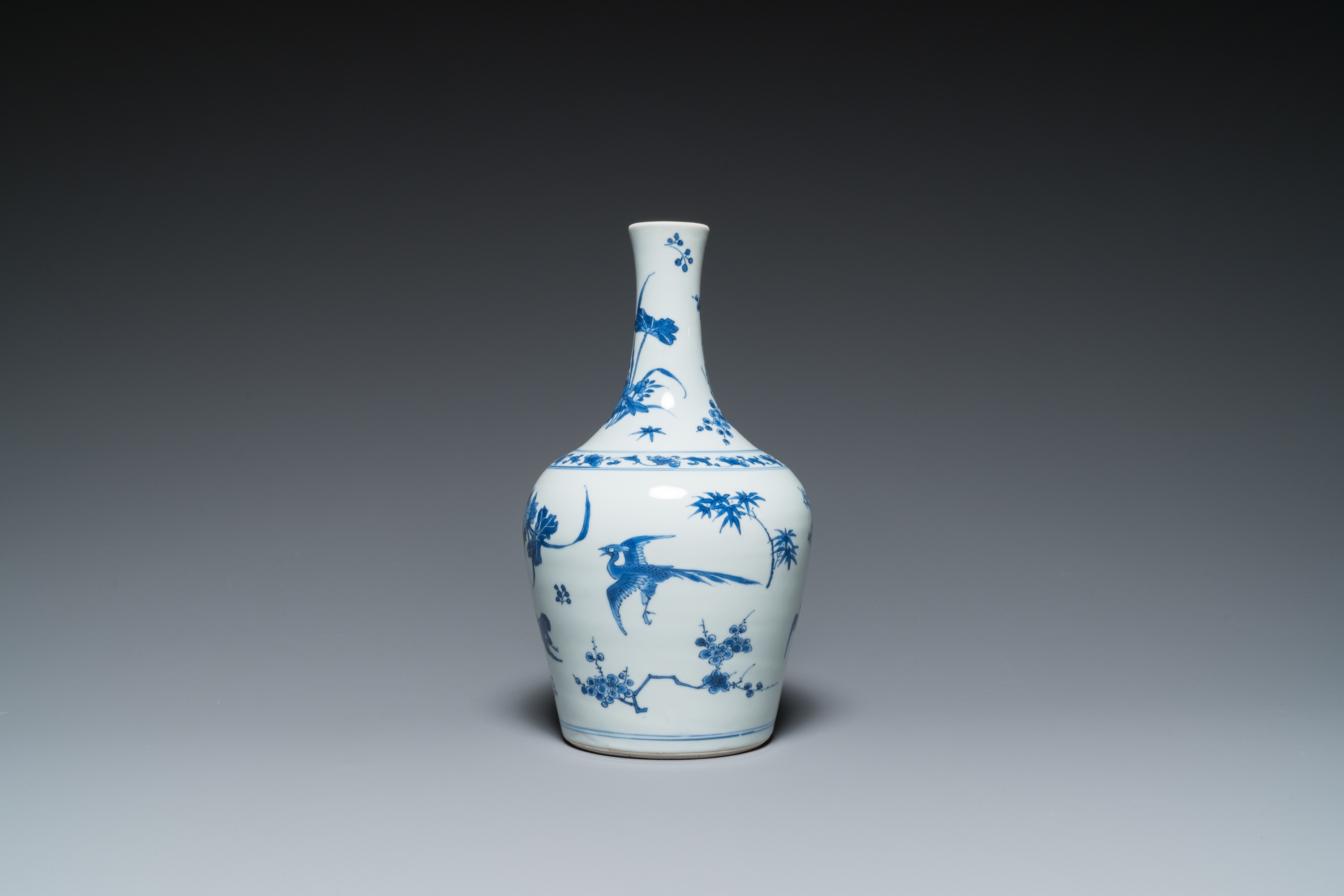 A Chinese blue and white bottle vase with birds among blossoms, Transitional period - Image 2 of 15