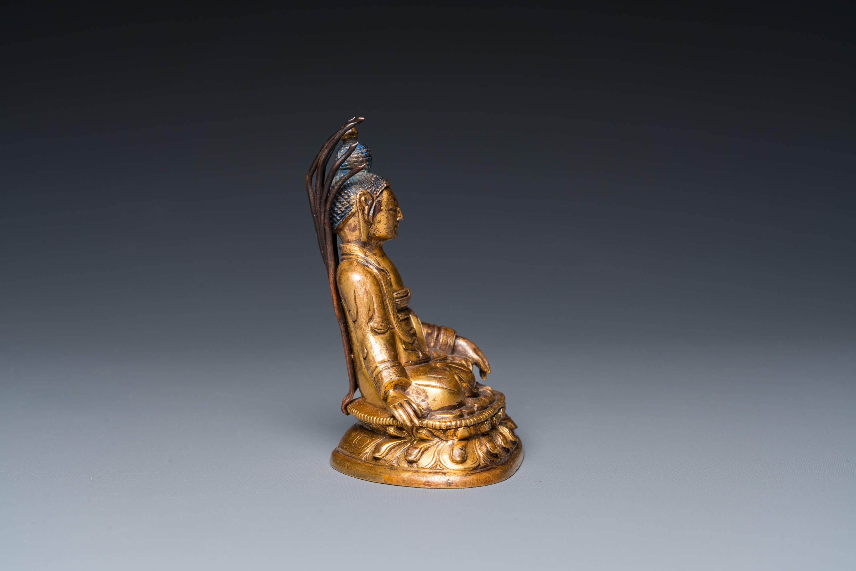 A small Sino-Tibetan gilt bronze Buddha, 19th C. - Image 5 of 20