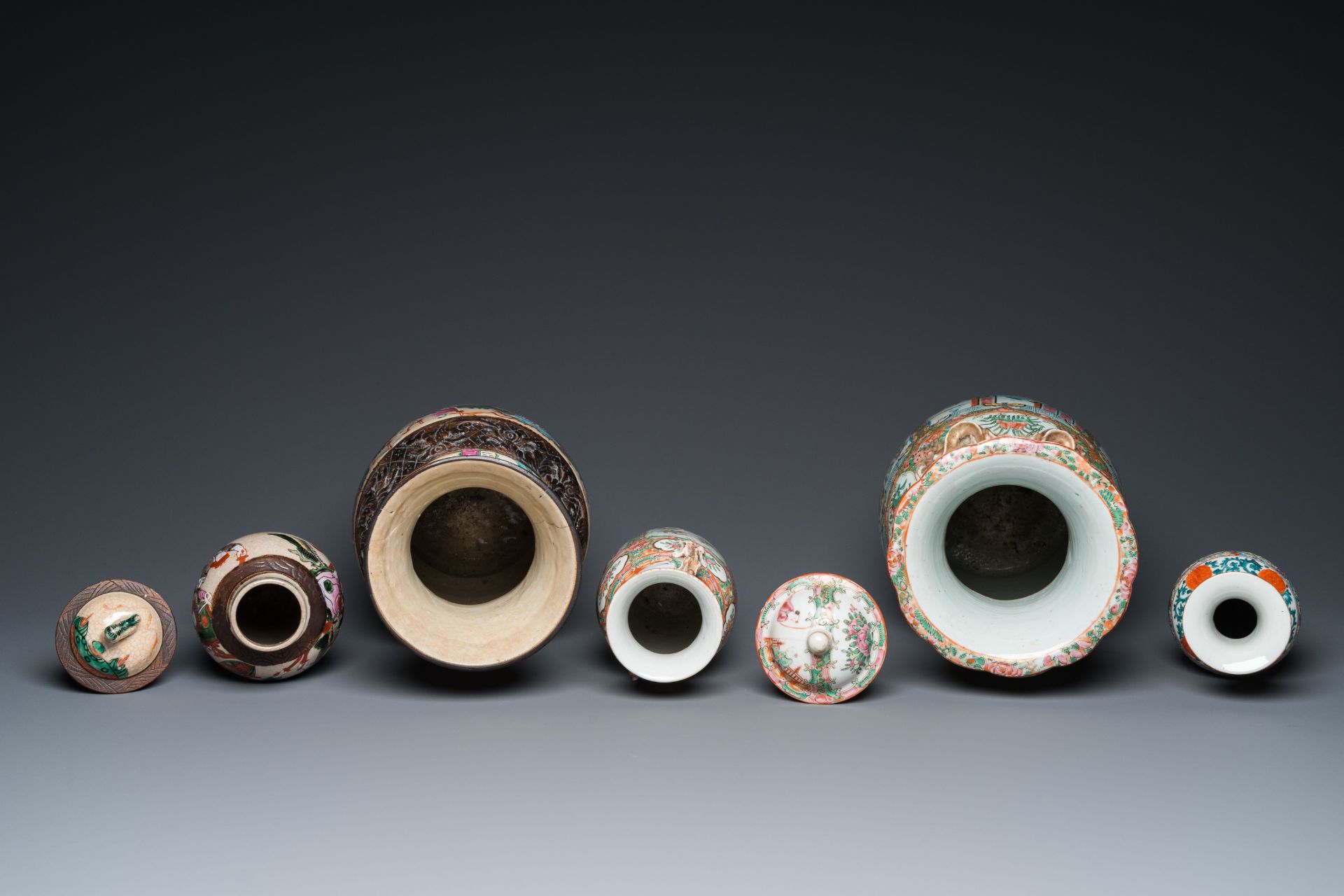 Eight Chinese Canton famille rose vases, two Nanking vases and two famille rose bowls, 19/20th C. - Image 6 of 15