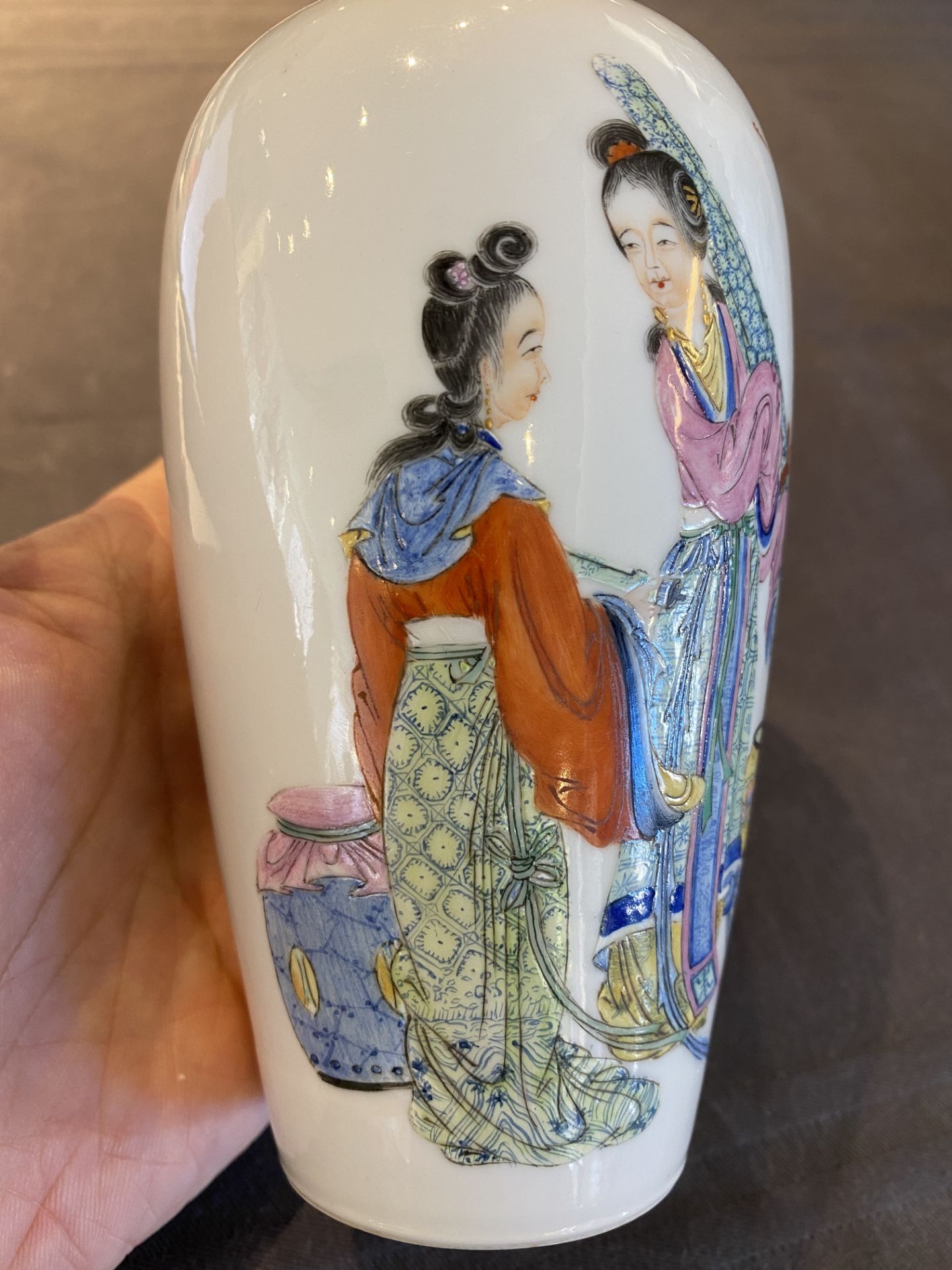 Two Chinese famille rose ÔladiesÕ vases, one with Qianlong mark, 20th C. - Bild 13 aus 23