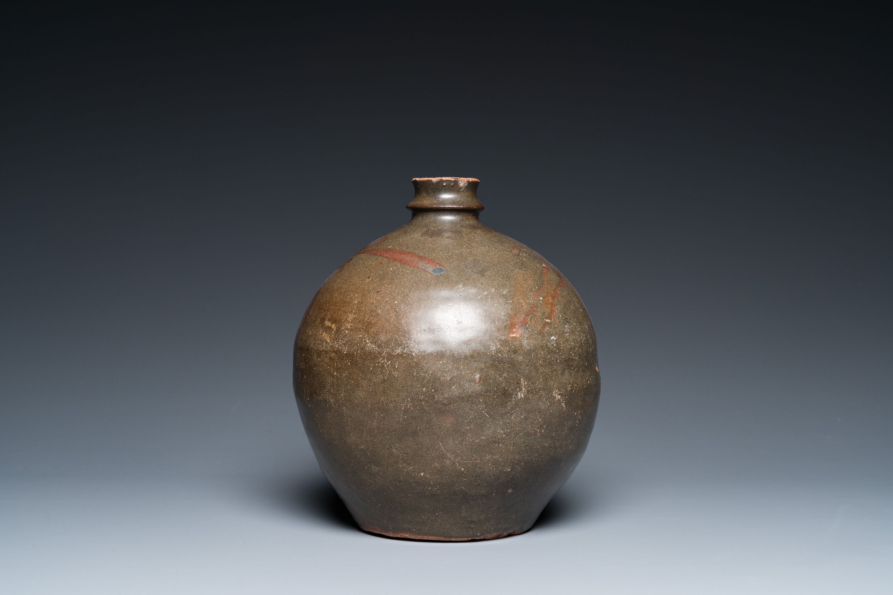 A Chinese brown-glazed globular vase with floral design, Song - Image 2 of 7