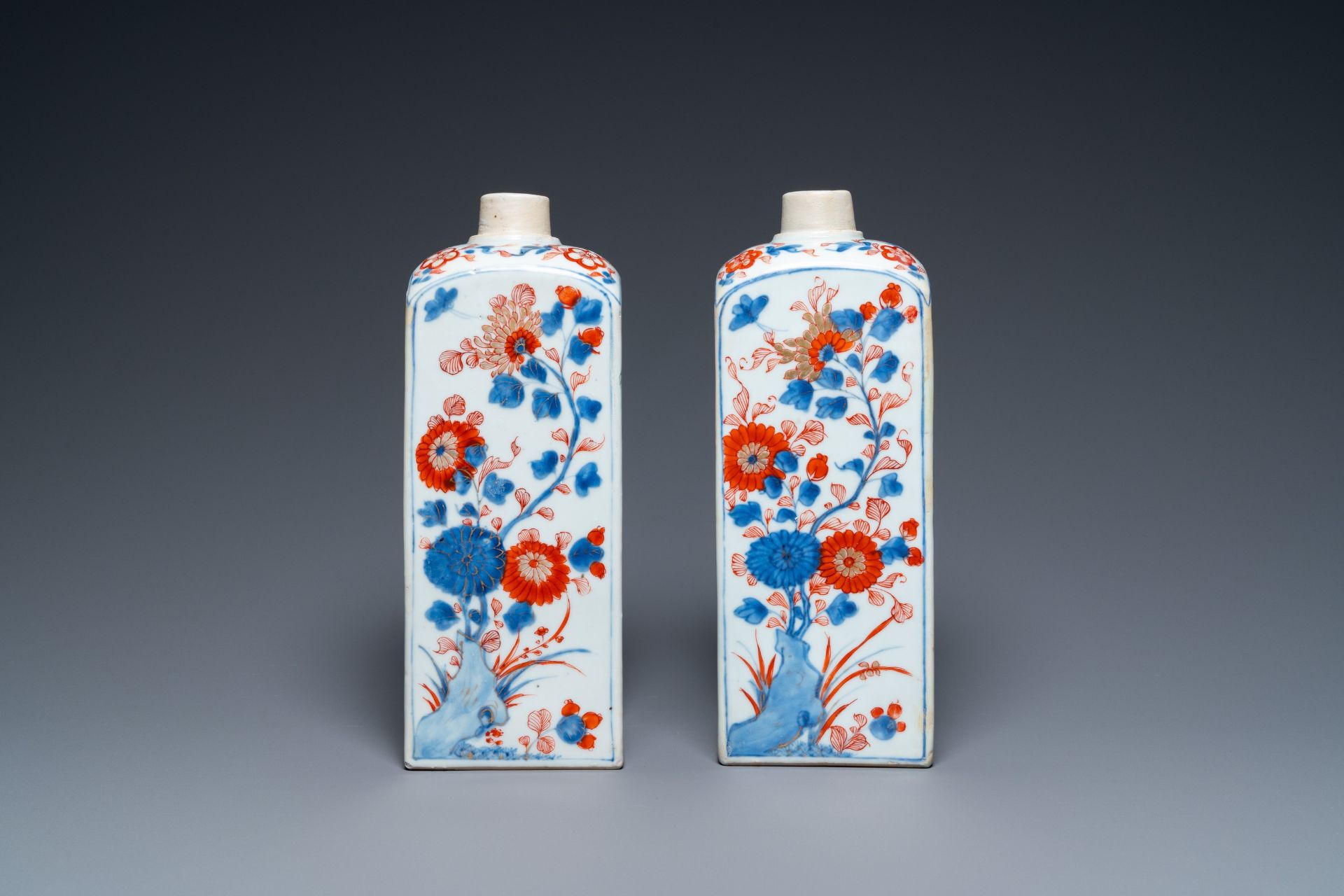 A pair of square Chinese Imari-style bottles, Kangxi - Image 3 of 7