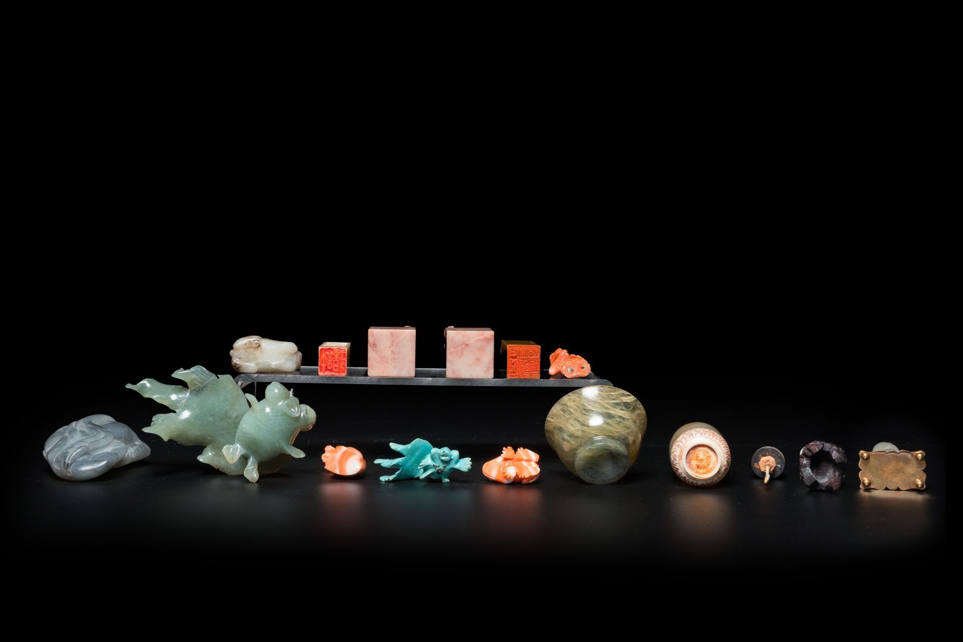 20 Chinese coral, jade, soapstone and other stone carvings, 19/20th C. - Image 9 of 11