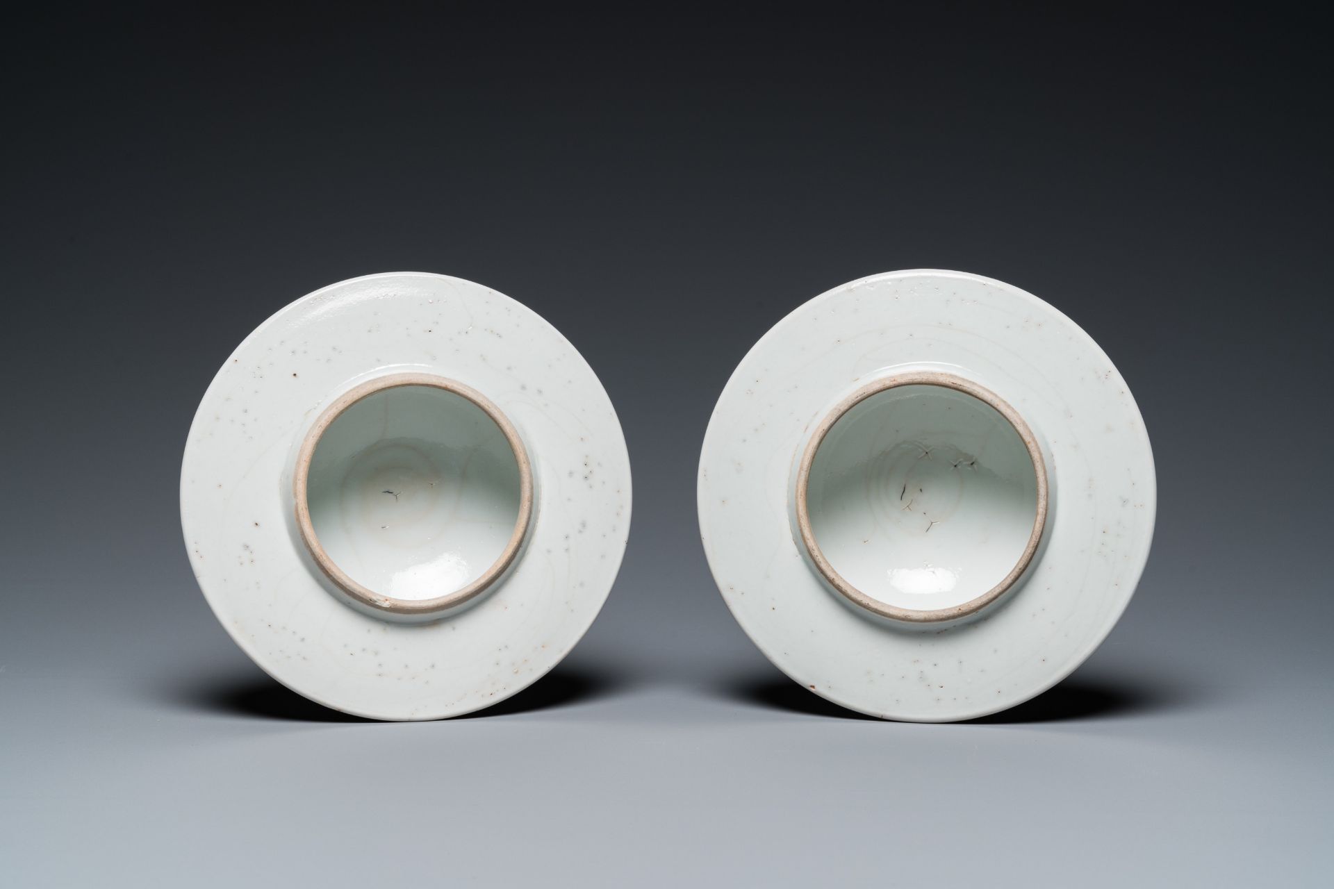 A pair of fine Chinese famille rose vases and covers, Qianlong mark, 19th C. - Bild 8 aus 45