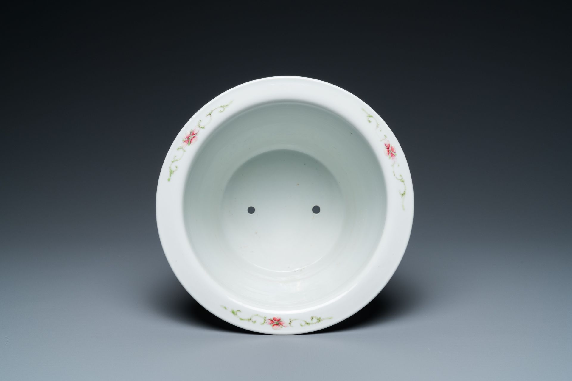A Chinese famille rose plate and a jardinire, Yongzheng and Hongxian mark, Republic - Image 9 of 9