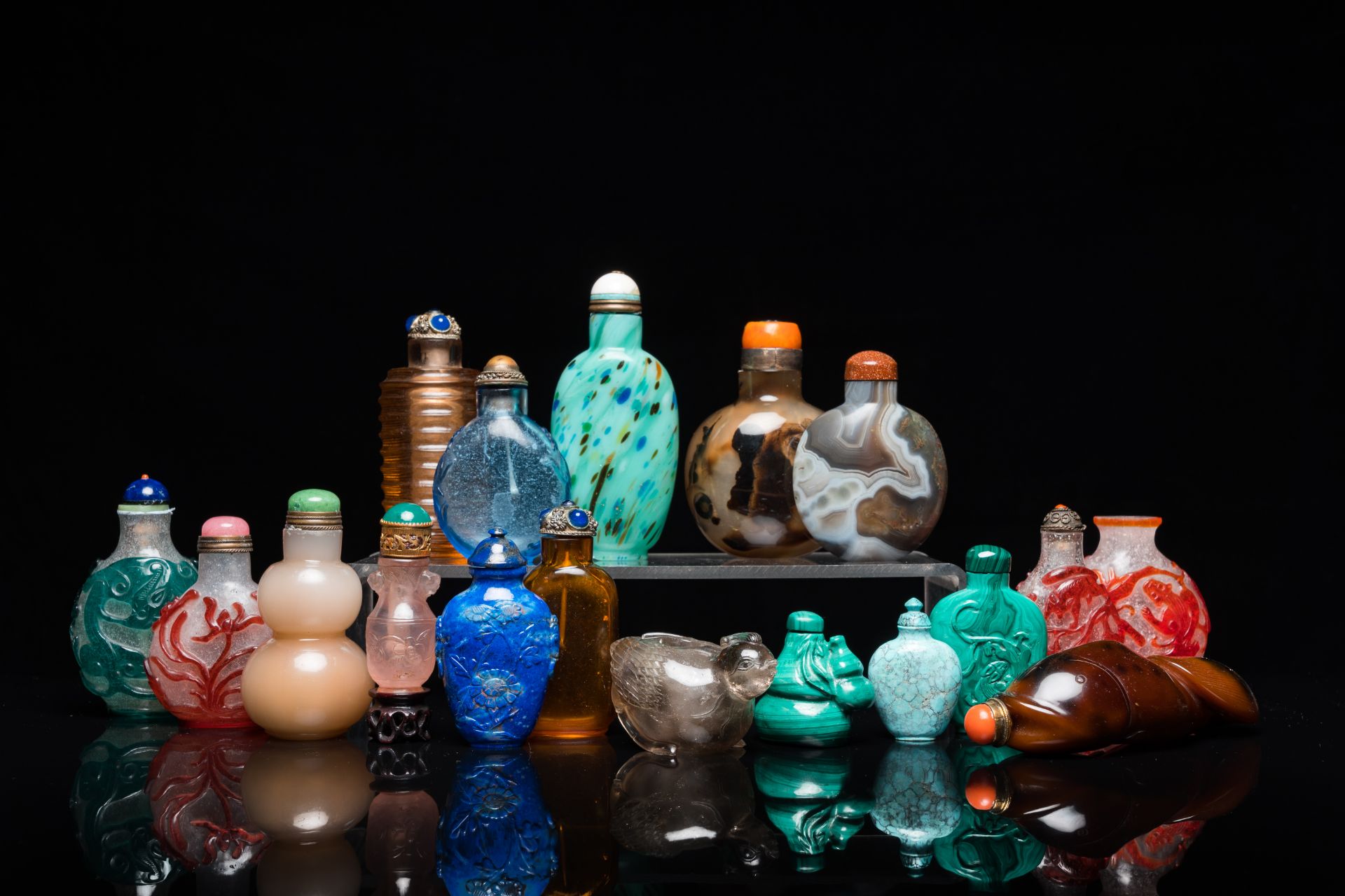 17 Chinese glass, agate and hardstone snuff bottles and a water dropper, 19/20th C.