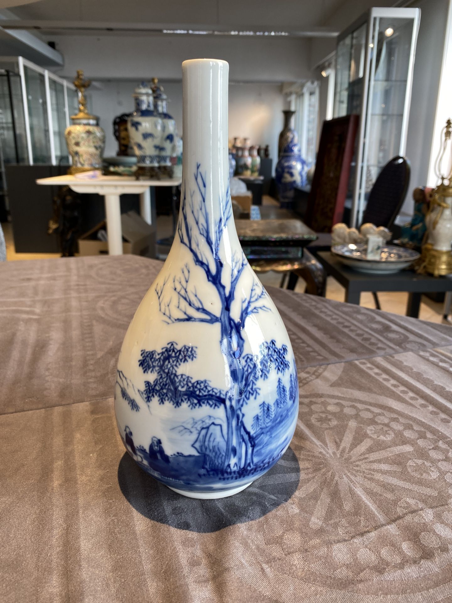 A Chinese blue and white 'Bleu de Hue' bottle vase for the Vietnamese market, Tho mark, 19th C. - Image 7 of 15