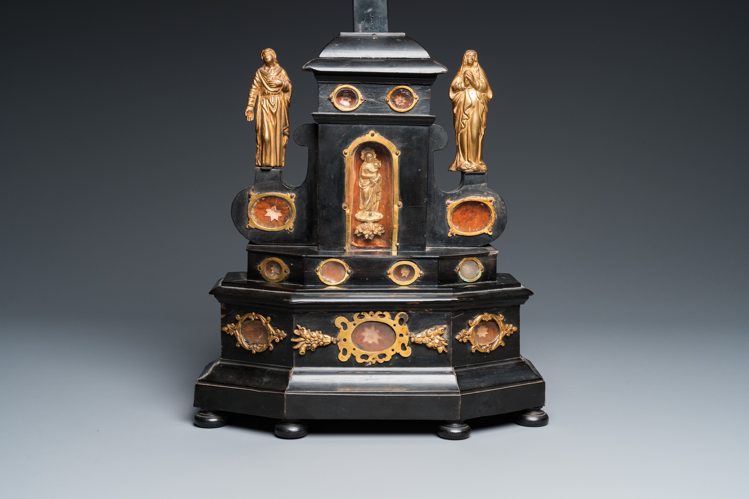 An ebonised wooden reliquary crucifix with gilt bronze corpus, Germany or Italy, 17/18th C. - Image 7 of 8