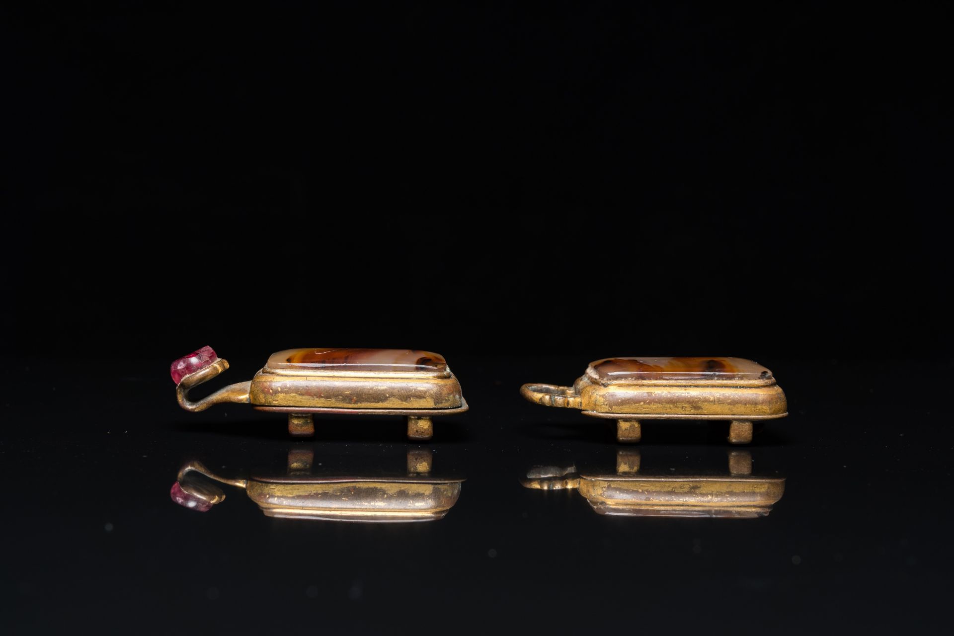 A Chinese agate-mounted gilt bronze belt buckle, late Ming/early Qing - Image 9 of 17