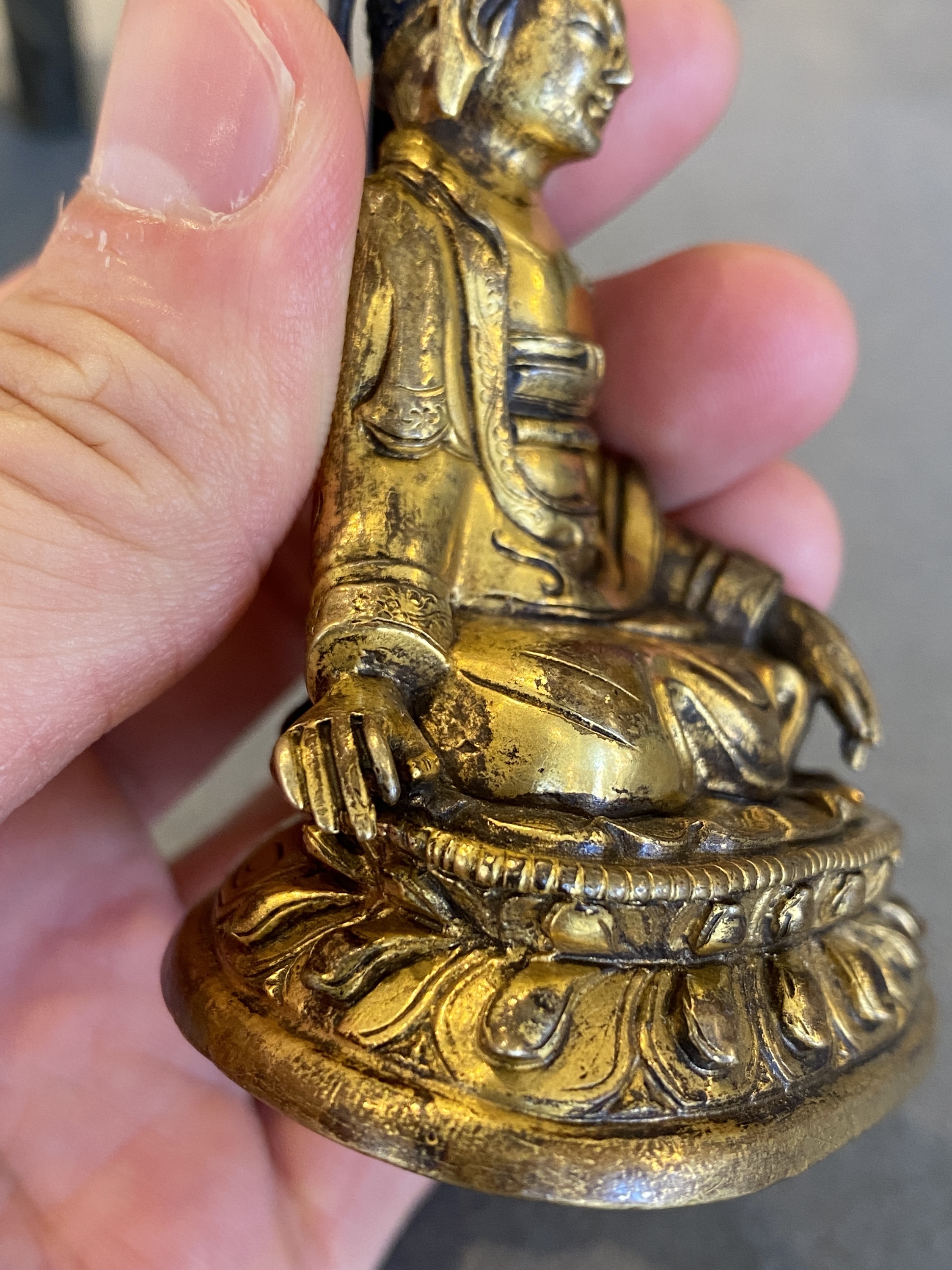 A small Sino-Tibetan gilt bronze Buddha, 19th C. - Image 17 of 20