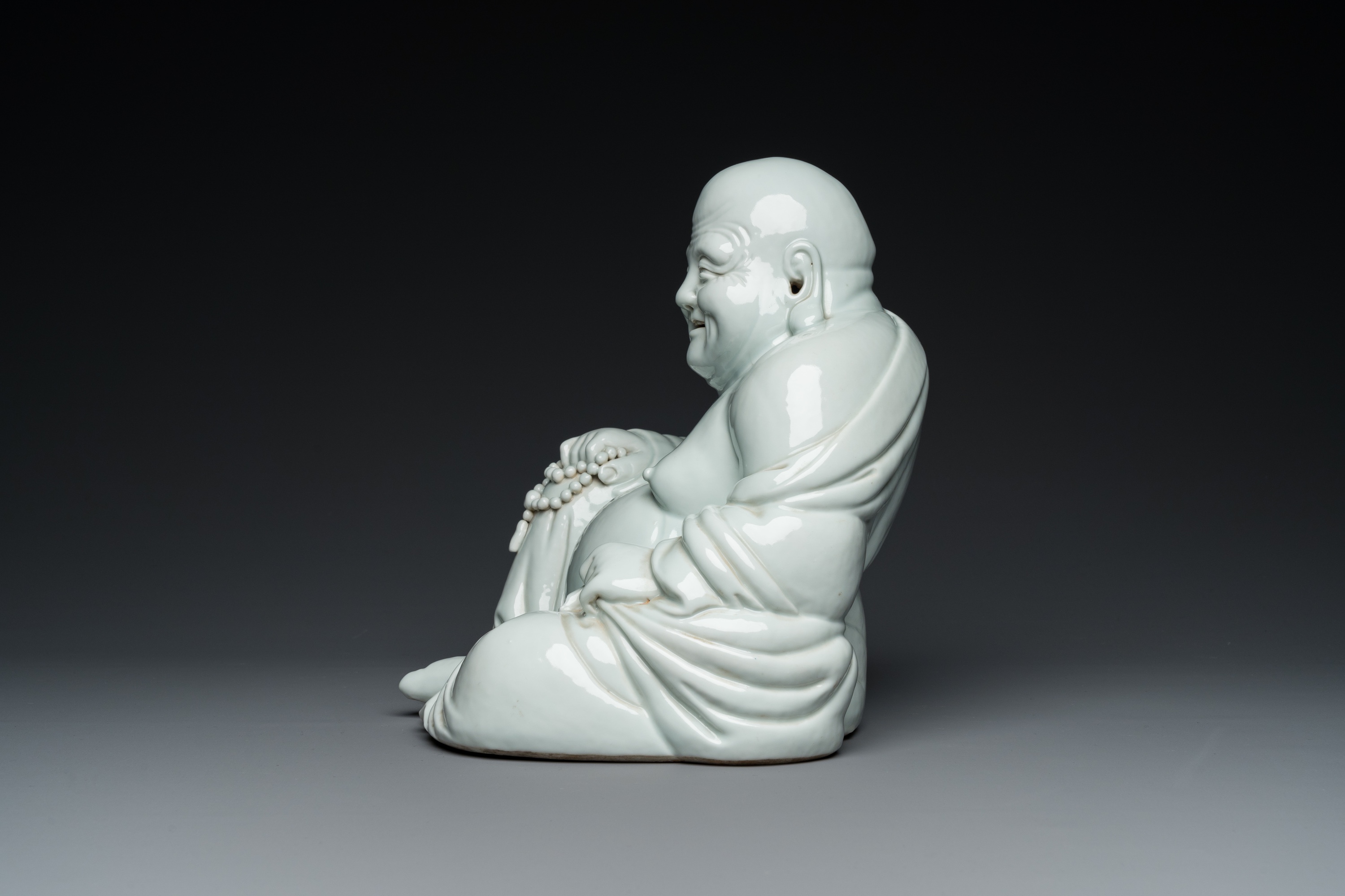 A Chinese blanc de Chine Buddha on lacquered and gilded wooden 'lotus' stand, Qianlong/Jiaqing - Image 3 of 7