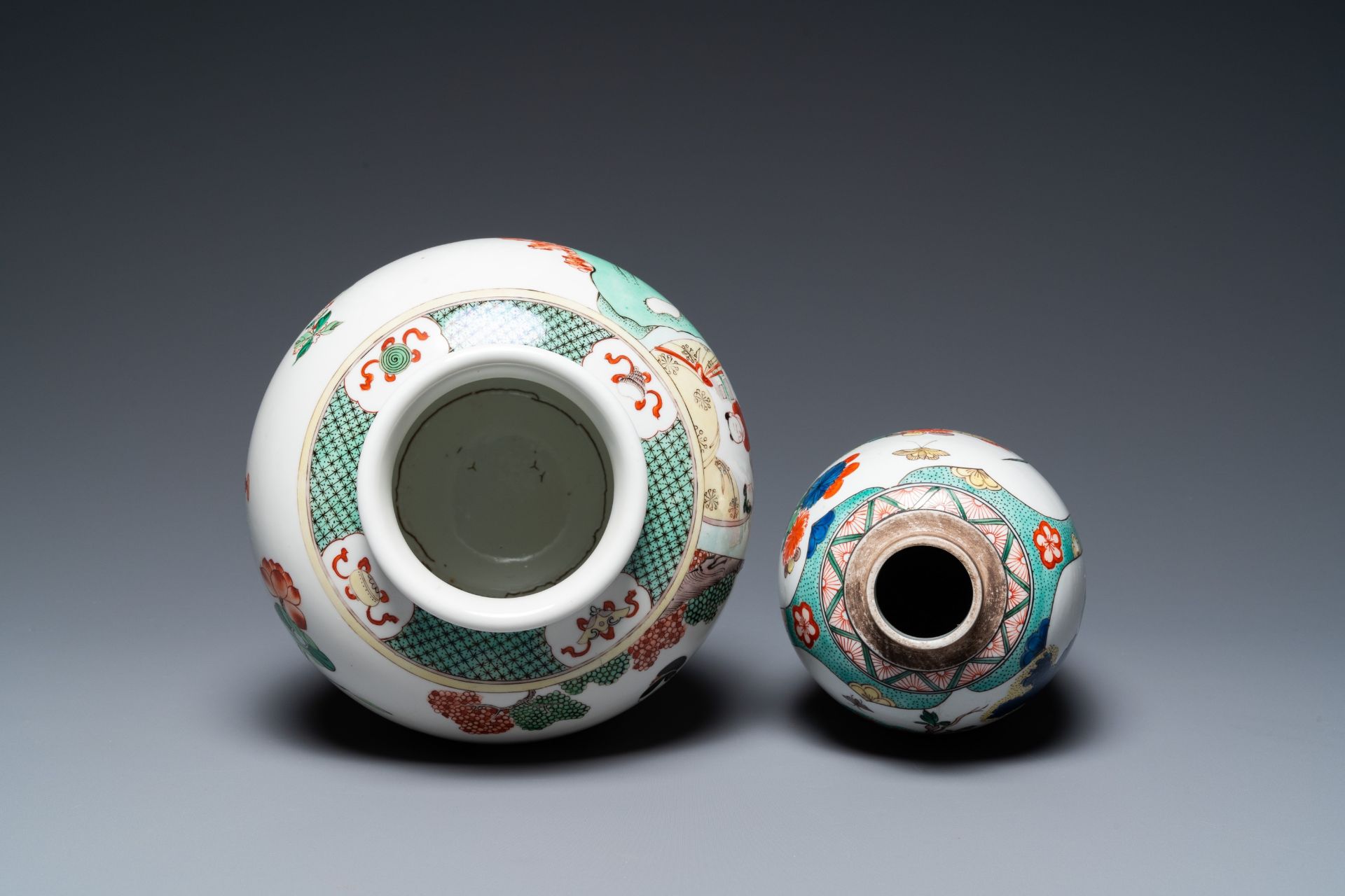 Three Chinese famille rose vases, two famille verte vases and a dish, 19/20th C. - Bild 16 aus 57