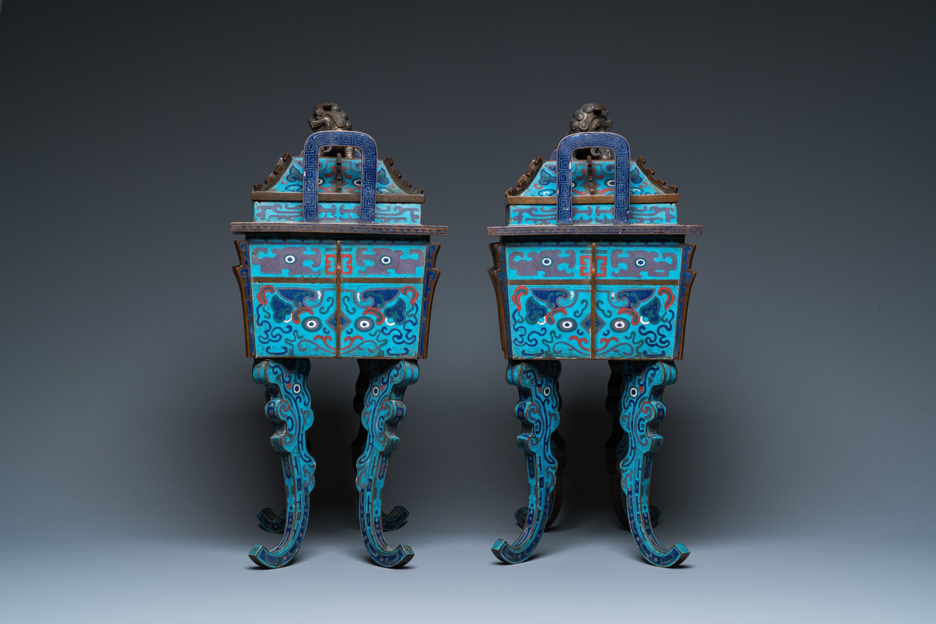 A pair of large Chinese cloisonnŽ 'fangding' censers and covers on wooden stands, 19th C. - Image 5 of 11