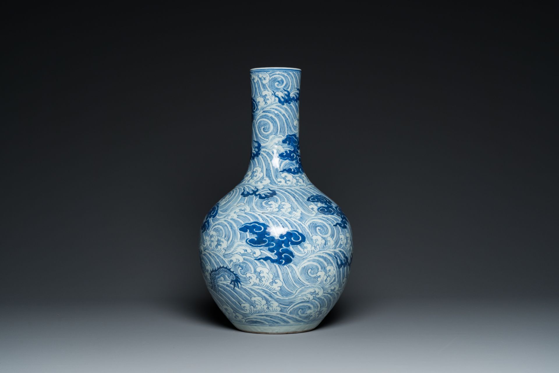 A Chinese blue and white 'dragons' bottle vase, 19th C. - Image 3 of 7