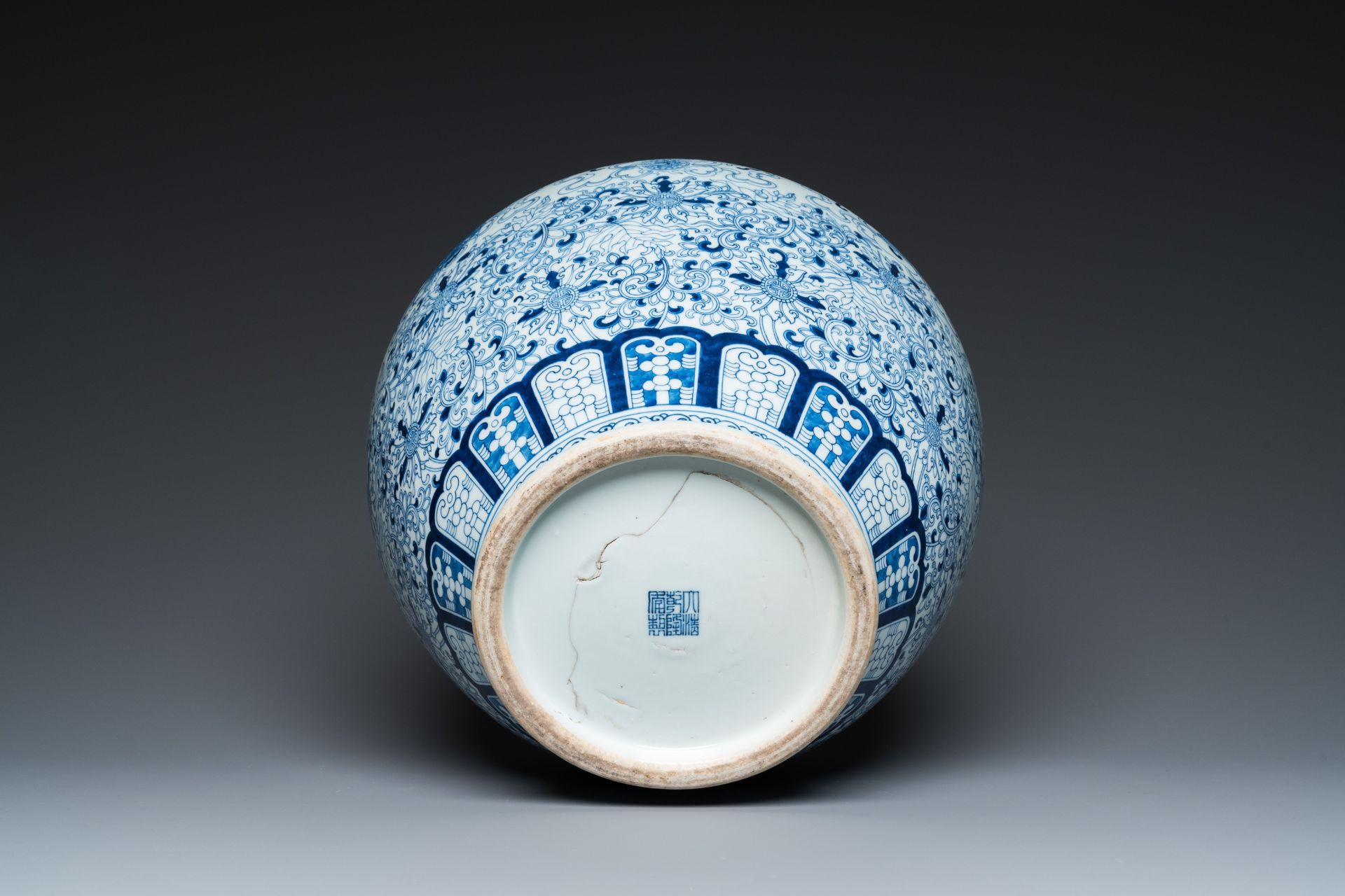 A large Chinese blue and white 'hu' vase with bajixiang design, Qianlong mark, Republic - Bild 5 aus 16