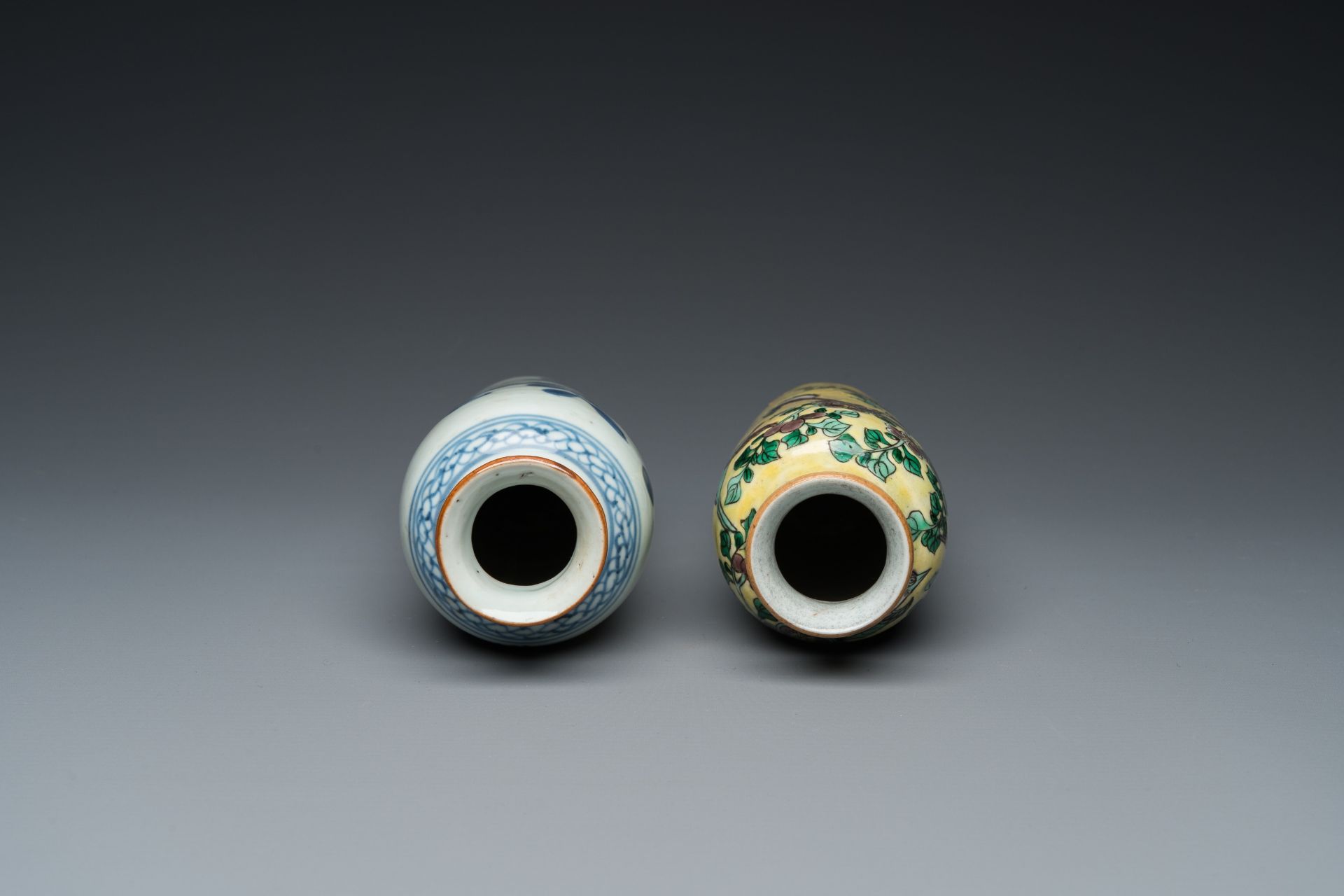 Two Chinese blue and white and famille jaune rouleau vases, Transitional period and 19th C. - Bild 5 aus 19