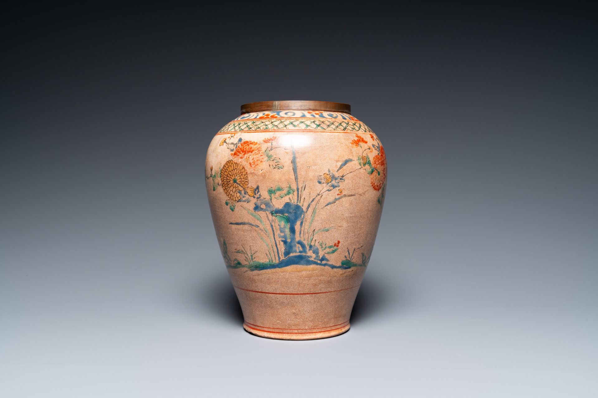 A Japanese Hizen Kakiemon-style vase with copper rim, Edo, 18th C. - Image 3 of 16