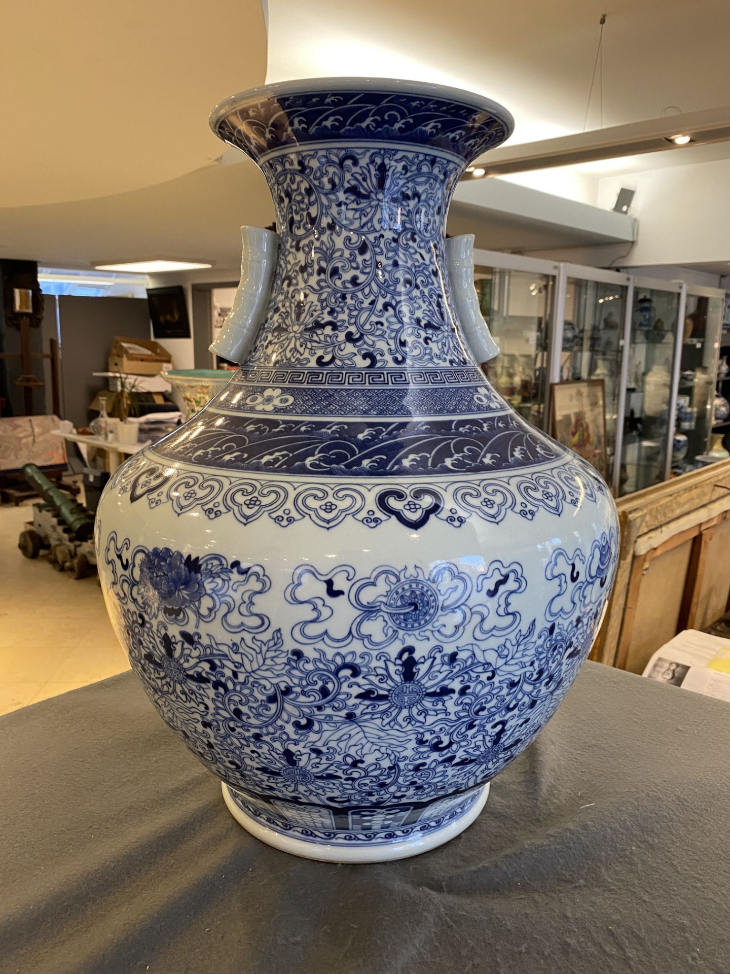 A large Chinese blue and white 'hu' vase with bajixiang design, Qianlong mark, Republic - Bild 7 aus 16