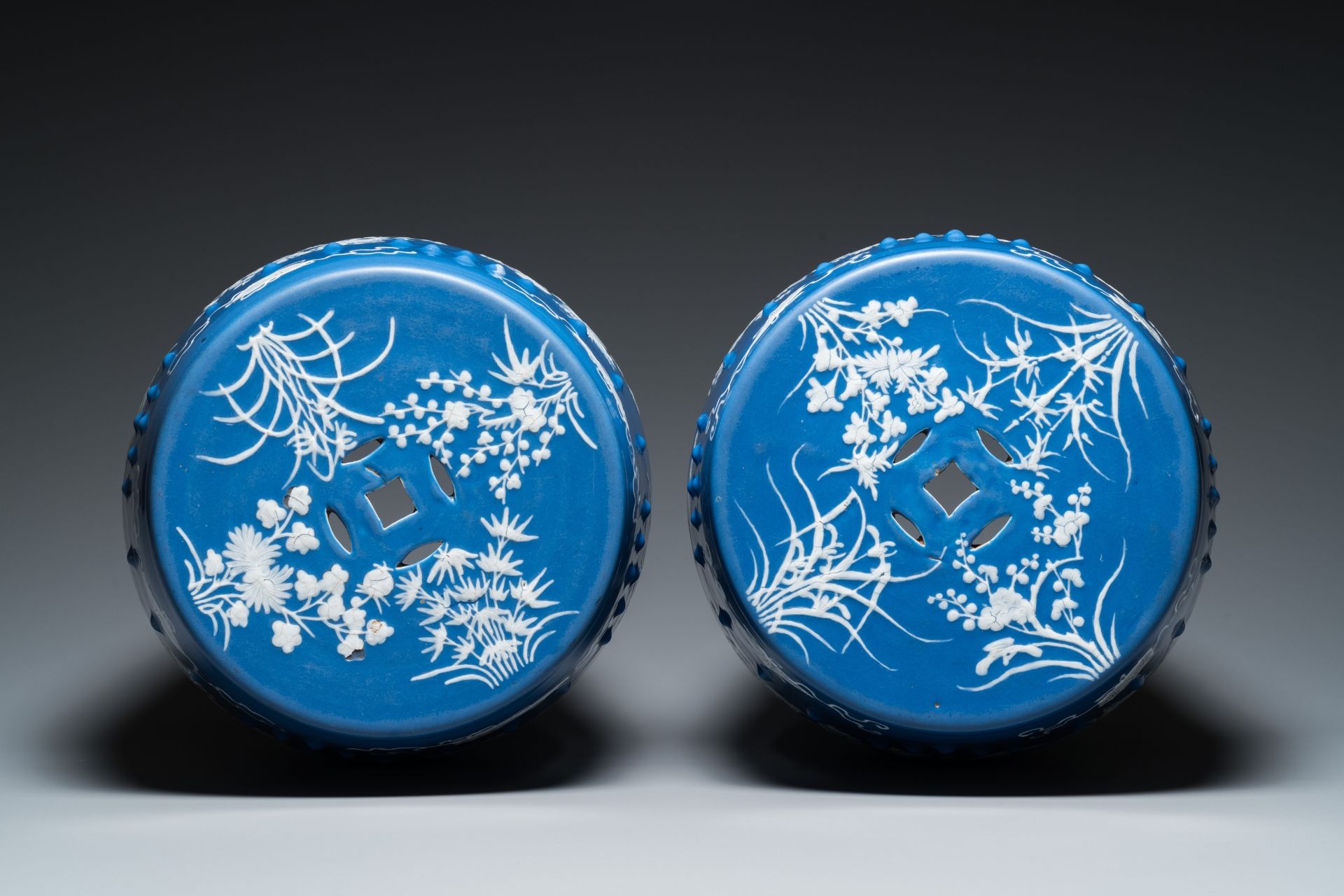 A pair of Chinese white slip-decorated blue-ground garden seats, 19th C. - Bild 6 aus 7