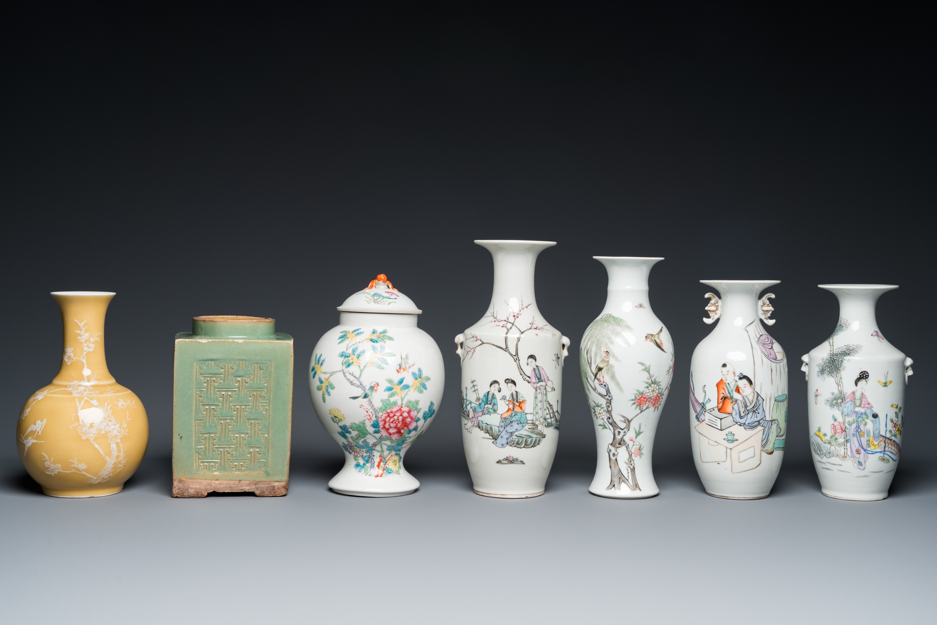 A varied collection of Chinese famille rose and monochrome wares, 18/20th C. - Image 2 of 15
