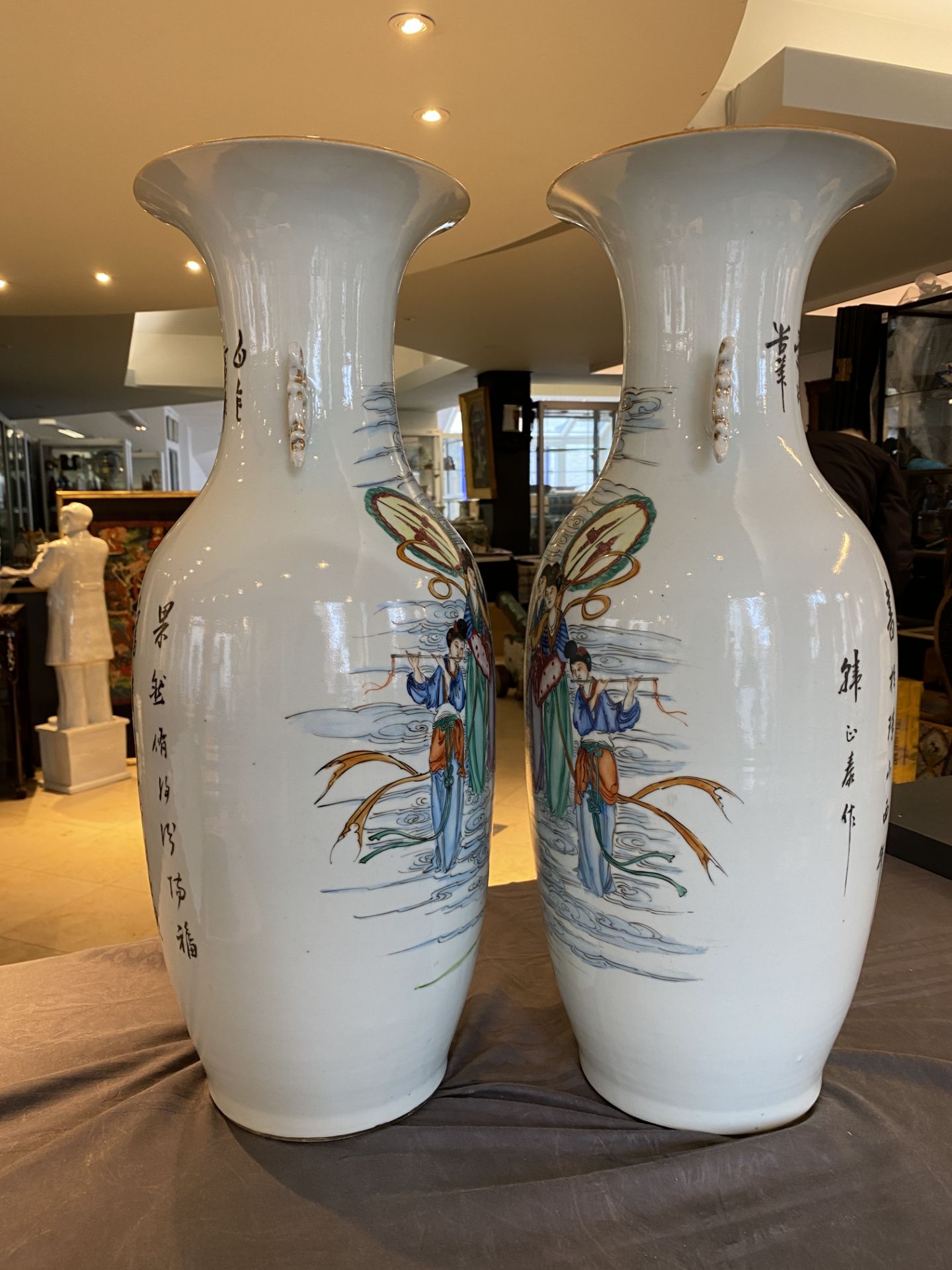 A pair of Chinese famille rose mythological subject vases, signed Han Zhengtai ___, 19/20th C. - Bild 10 aus 23