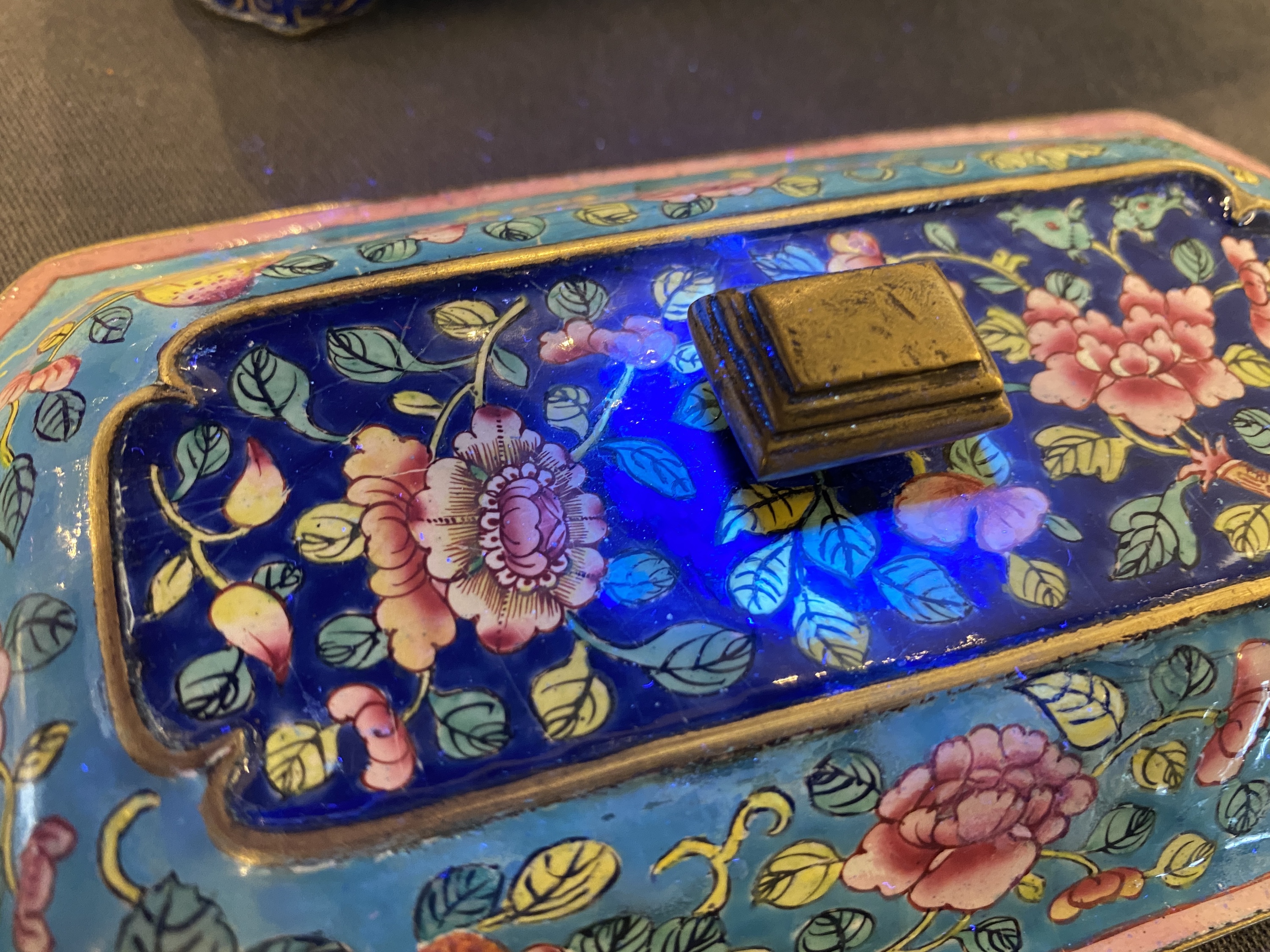 A Chinese Canton enamel covered box and interior tray for the Vietnamese market, 19th C. - Image 31 of 37