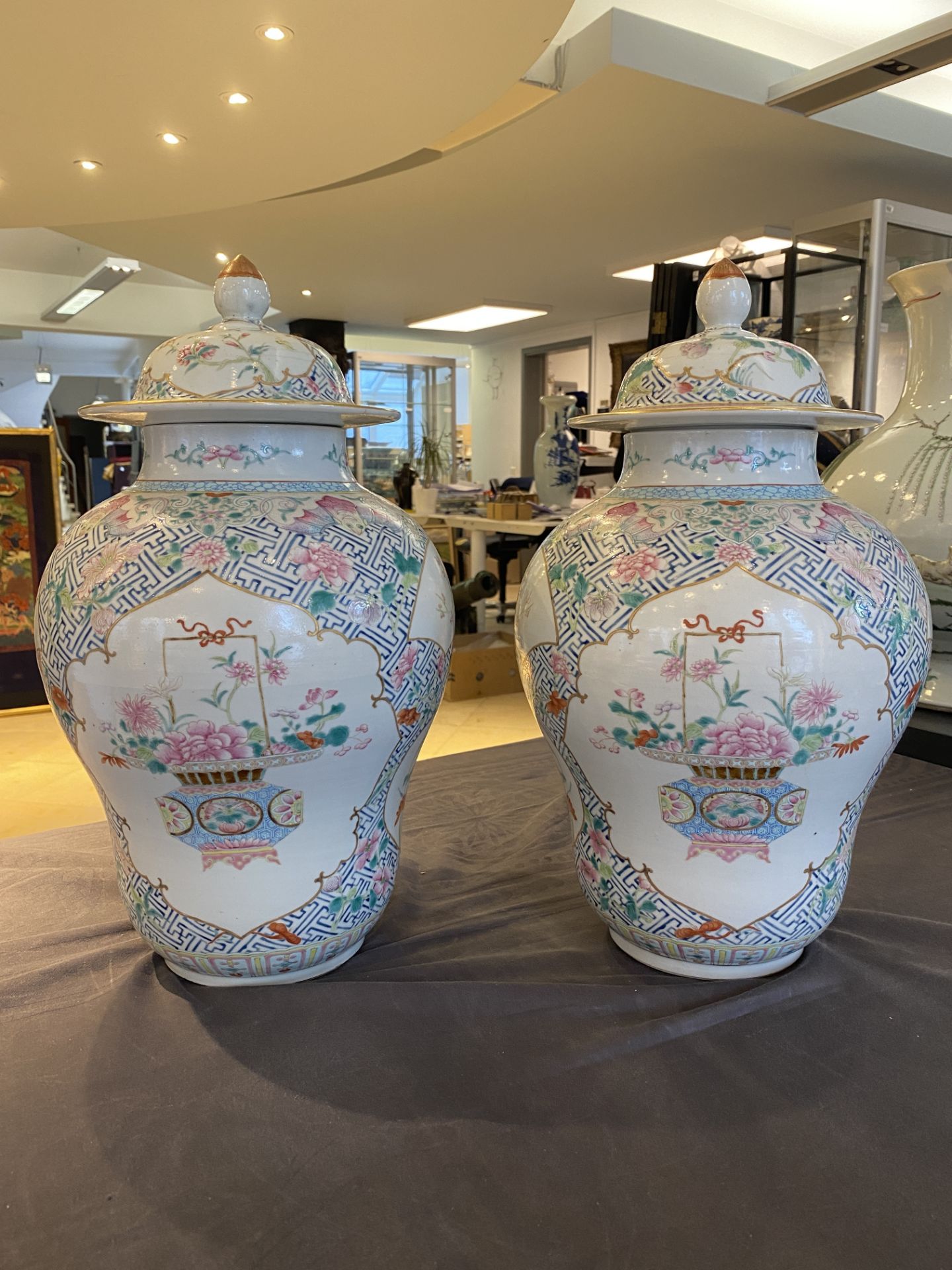 A pair of fine Chinese famille rose vases and covers, Qianlong mark, 19th C. - Bild 11 aus 45