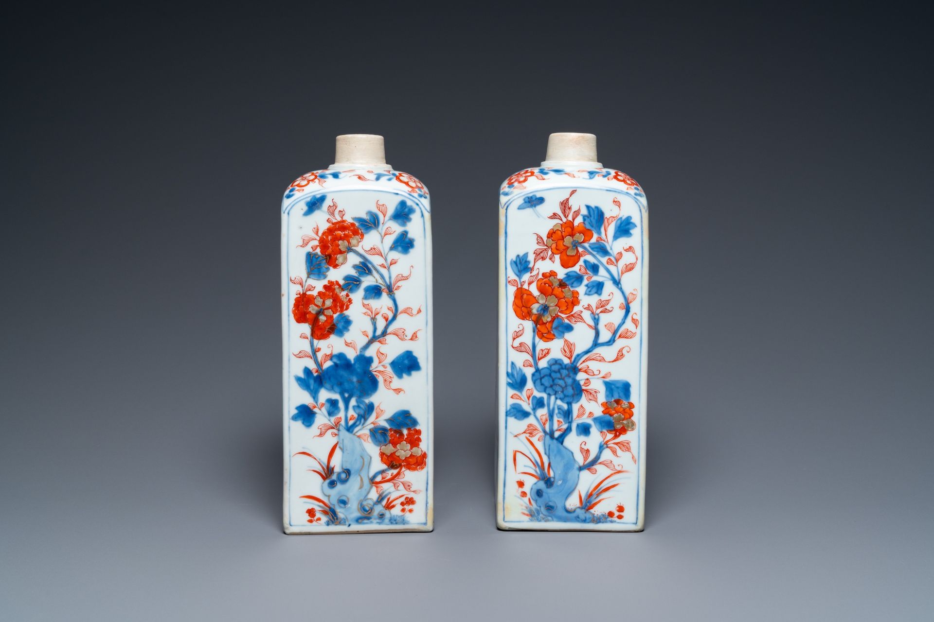 A pair of square Chinese Imari-style bottles, Kangxi - Image 5 of 7